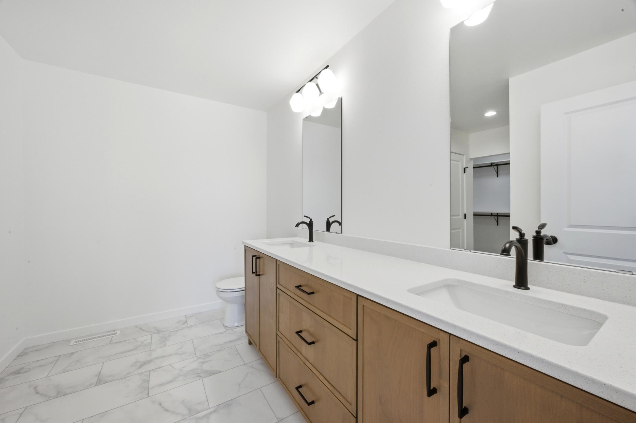 2026 single family home for sale at 4717 Hampton Loop S in Moorhead, MN — 5 bed, 3 bath (photo 17 of 36)