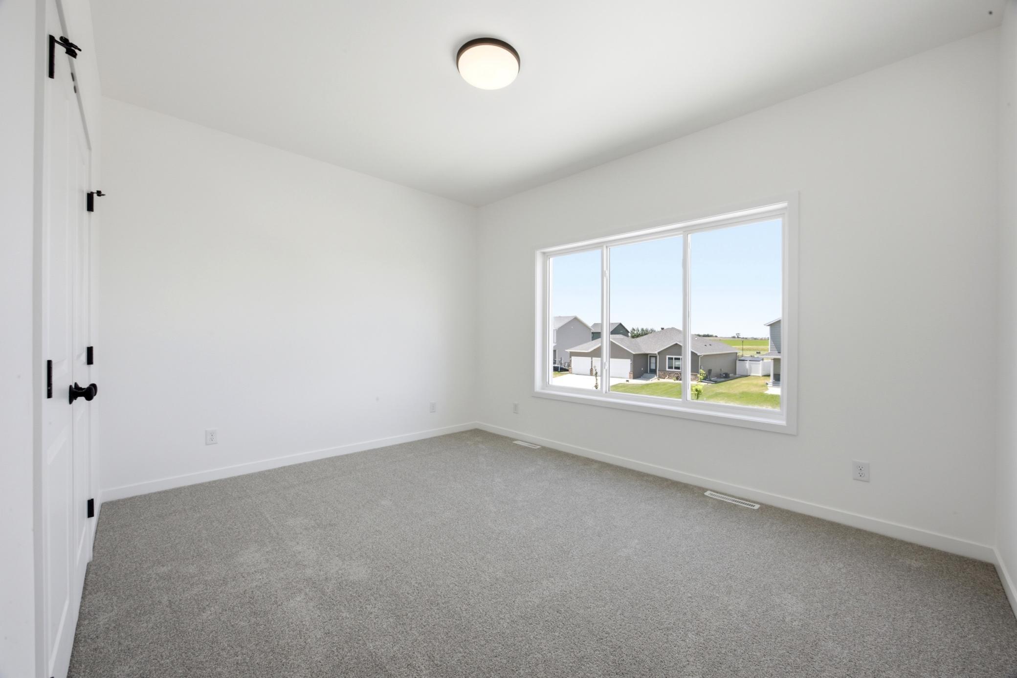2026 single family home for sale at 4717 Hampton Loop S in Moorhead, MN — 5 bed, 3 bath (photo 23 of 36)