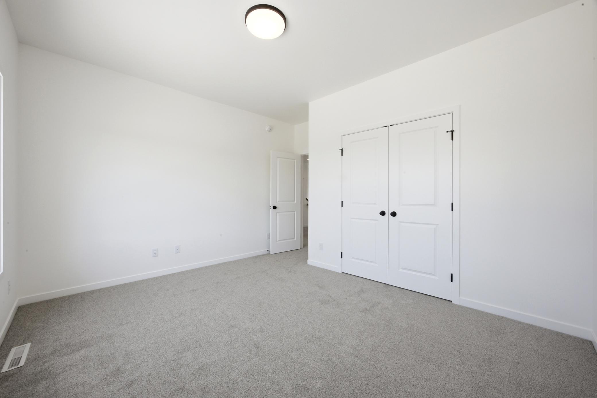 2026 single family home for sale at 4717 Hampton Loop S in Moorhead, MN — 5 bed, 3 bath (photo 24 of 36)