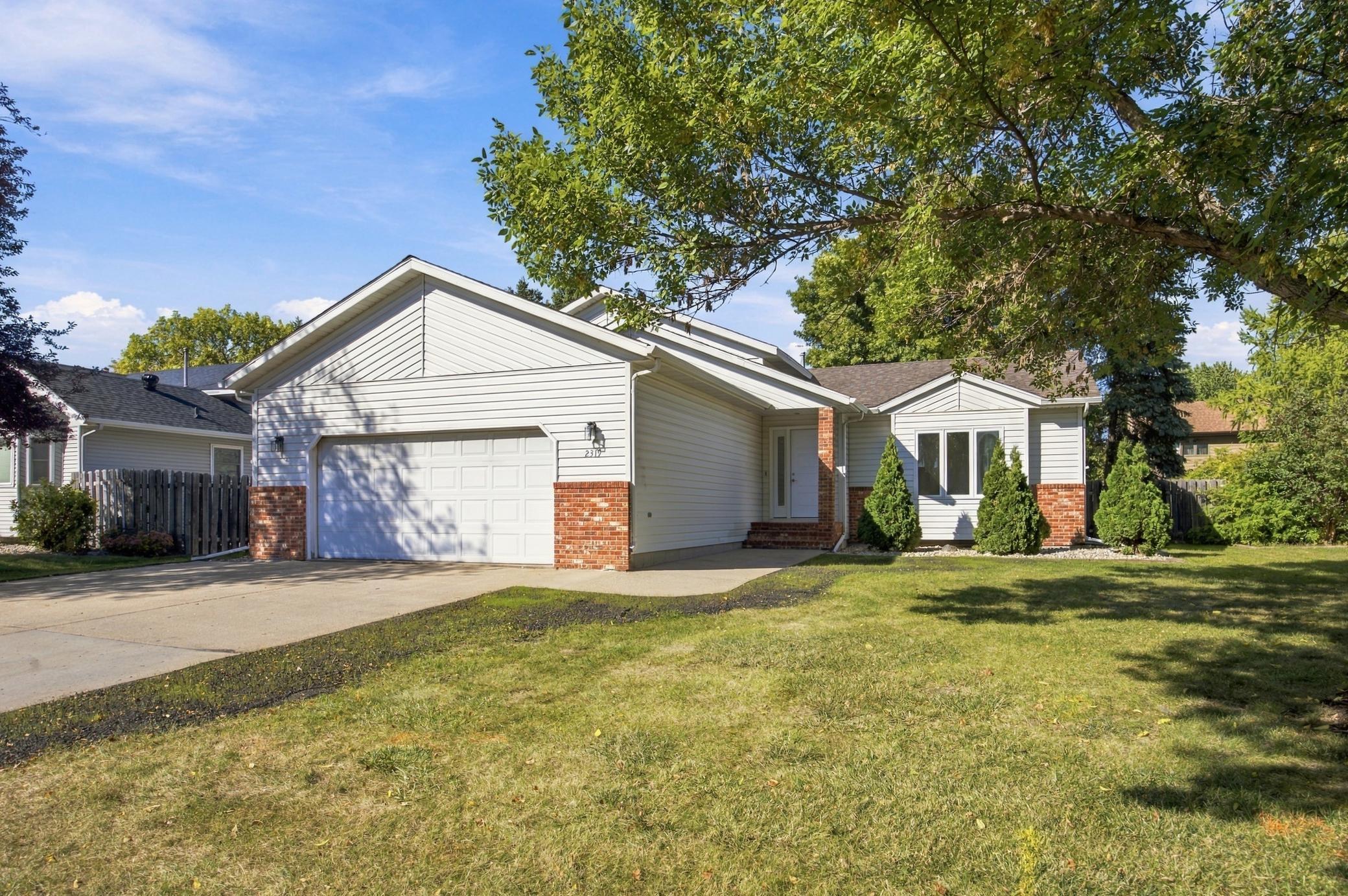 1991 single family home for sale at 2319 35th Avenue S in Fargo, ND — 5 bed, 3 bath (photo 2 of 38)