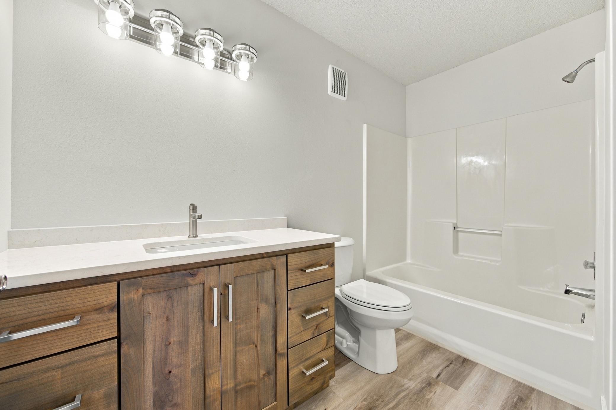 1991 single family home for sale at 2319 35th Avenue S in Fargo, ND — 5 bed, 3 bath (photo 12 of 38)