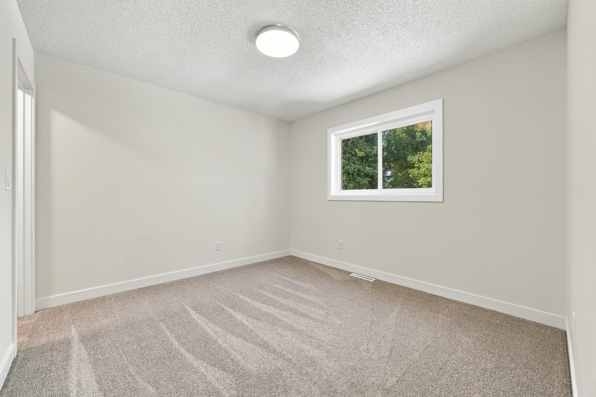 1991 single family home for sale at 2319 35th Avenue S in Fargo, ND — 5 bed, 3 bath (photo 13 of 38)
