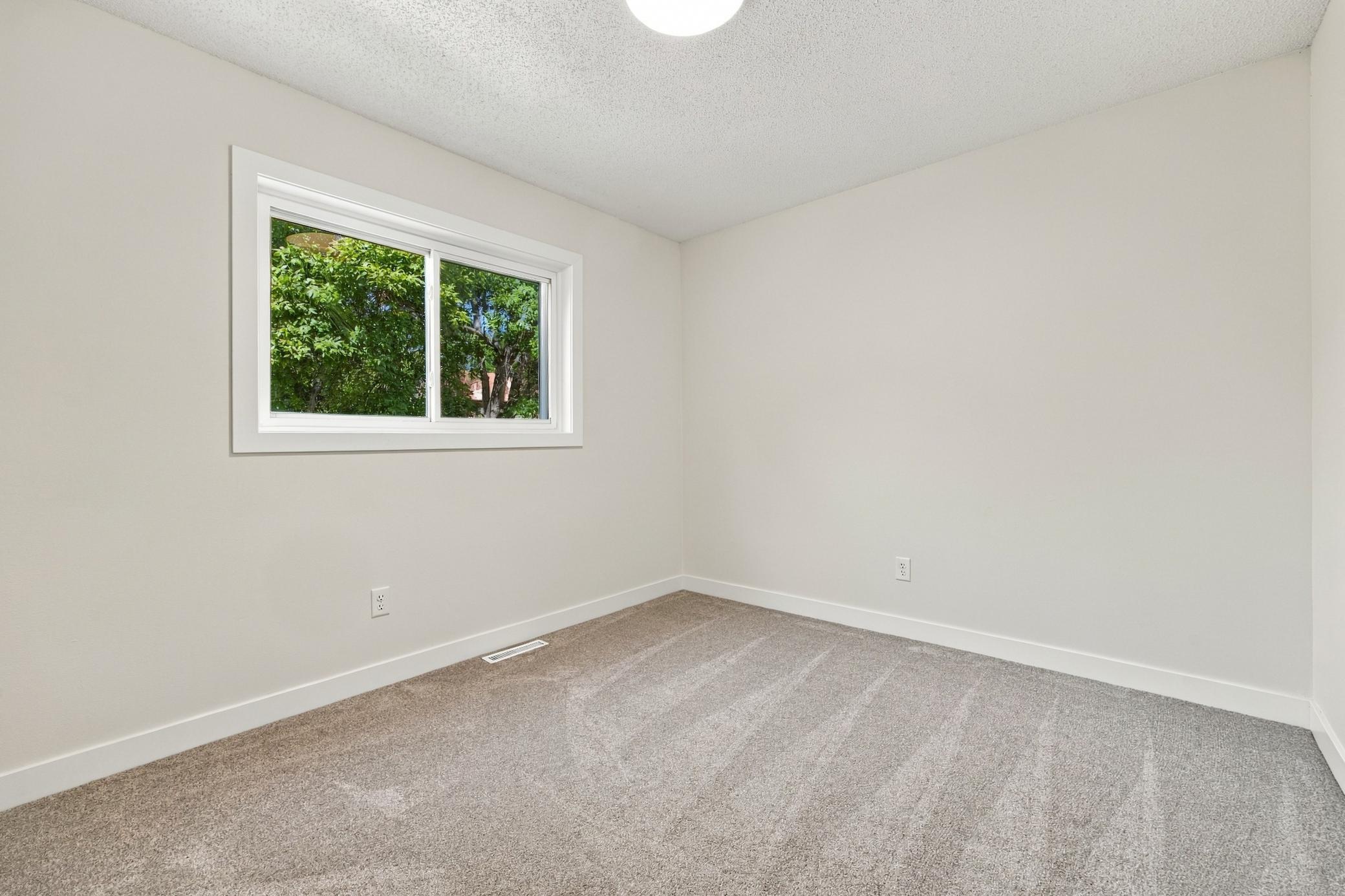 1991 single family home for sale at 2319 35th Avenue S in Fargo, ND — 5 bed, 3 bath (photo 14 of 38)