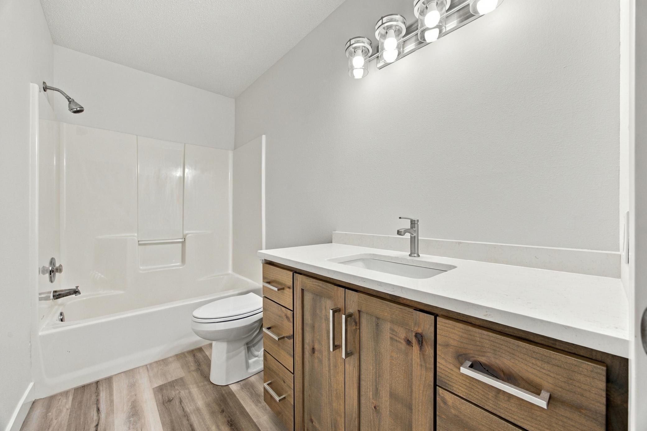 1991 single family home for sale at 2319 35th Avenue S in Fargo, ND — 5 bed, 3 bath (photo 15 of 38)