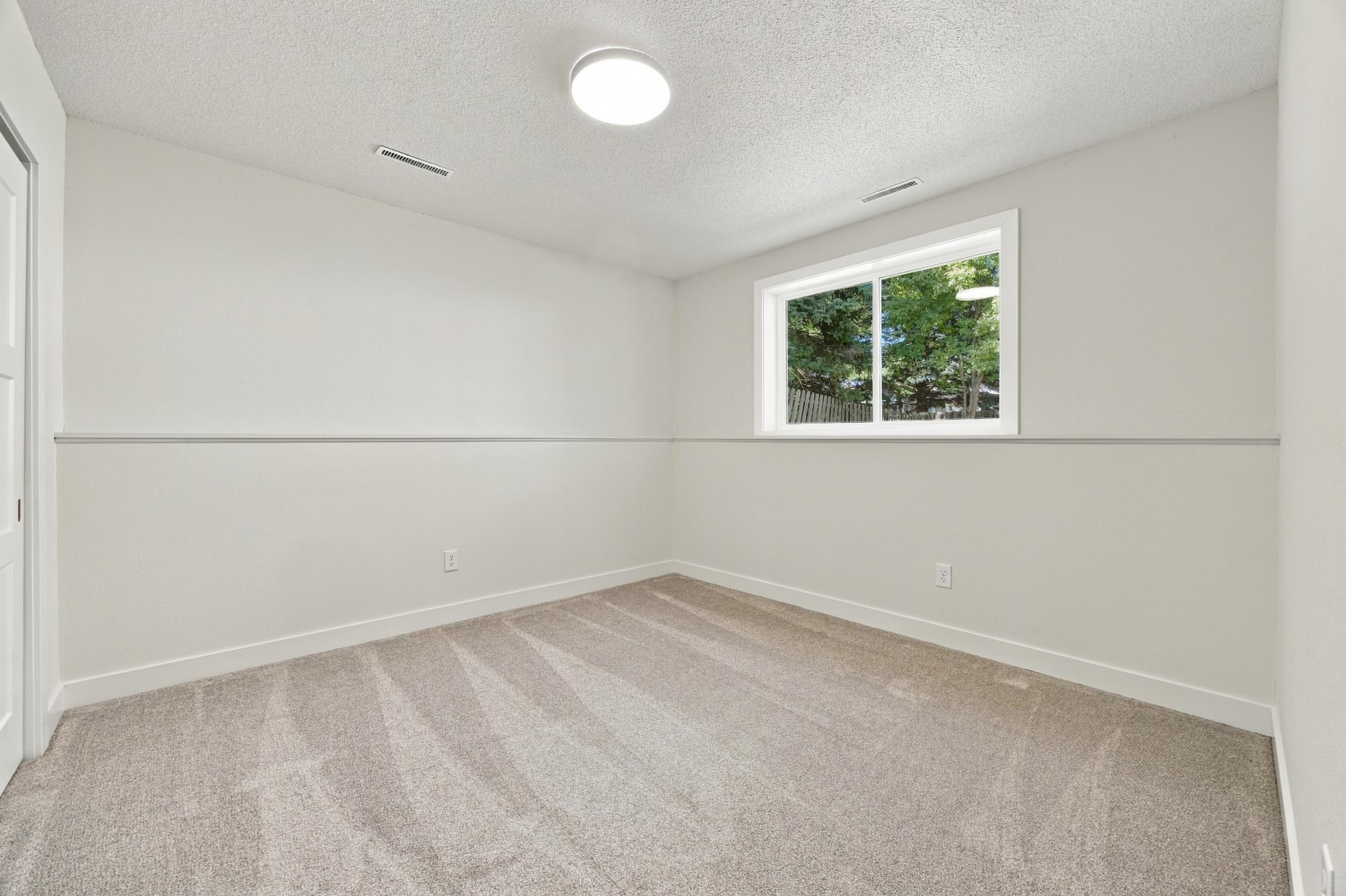 1991 single family home for sale at 2319 35th Avenue S in Fargo, ND — 5 bed, 3 bath (photo 16 of 38)