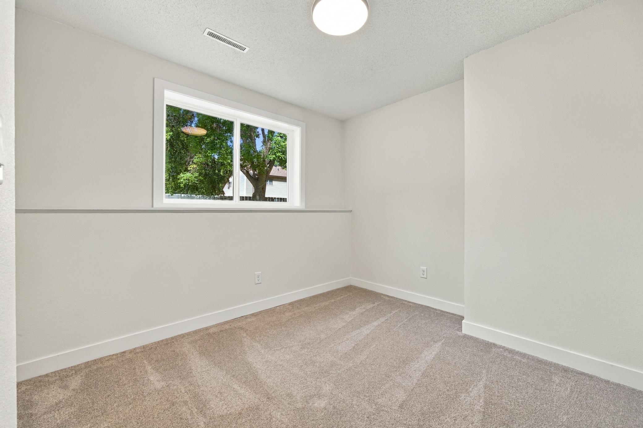 1991 single family home for sale at 2319 35th Avenue S in Fargo, ND — 5 bed, 3 bath (photo 17 of 38)