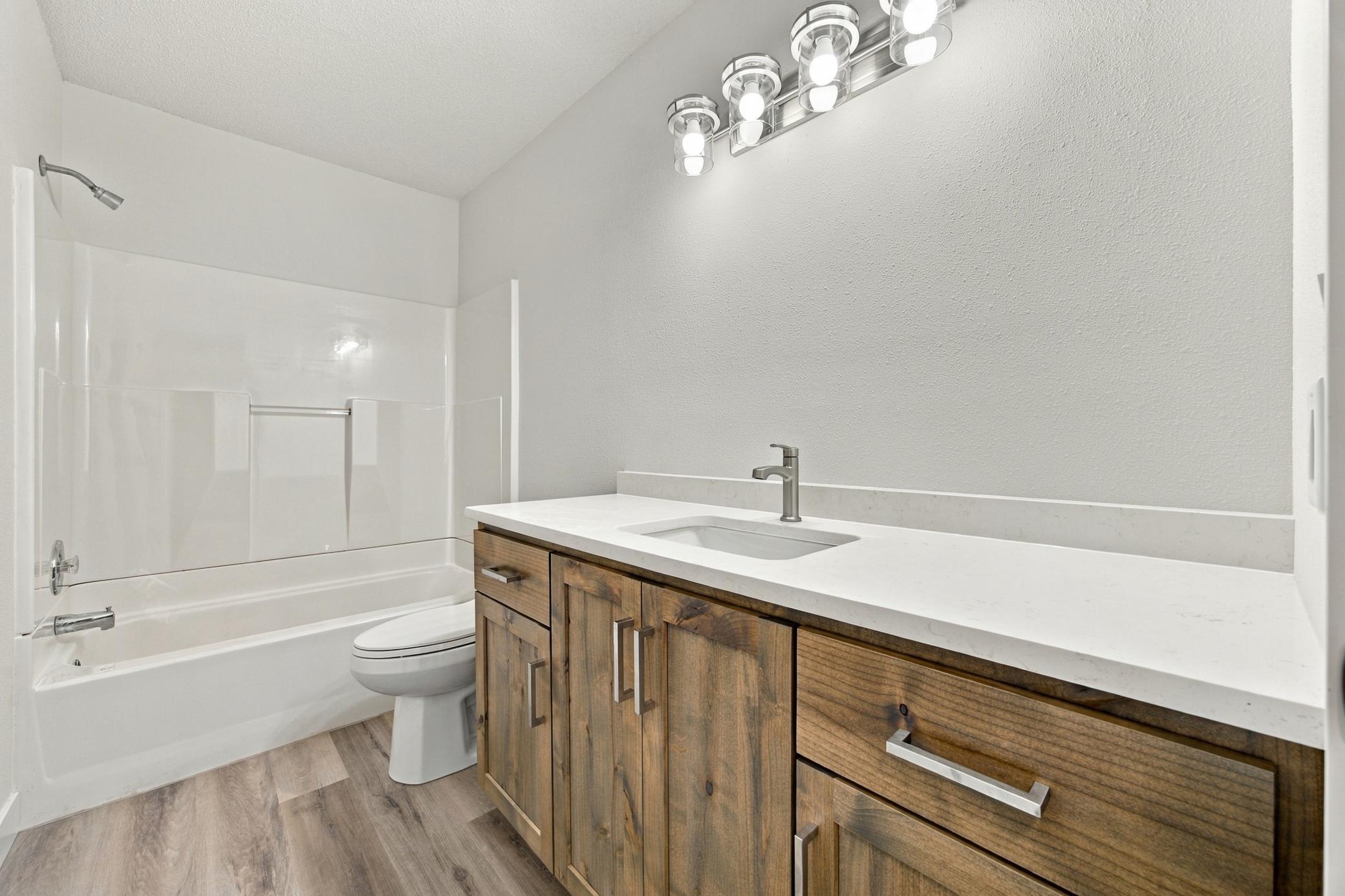 1991 single family home for sale at 2319 35th Avenue S in Fargo, ND — 5 bed, 3 bath (photo 18 of 38)