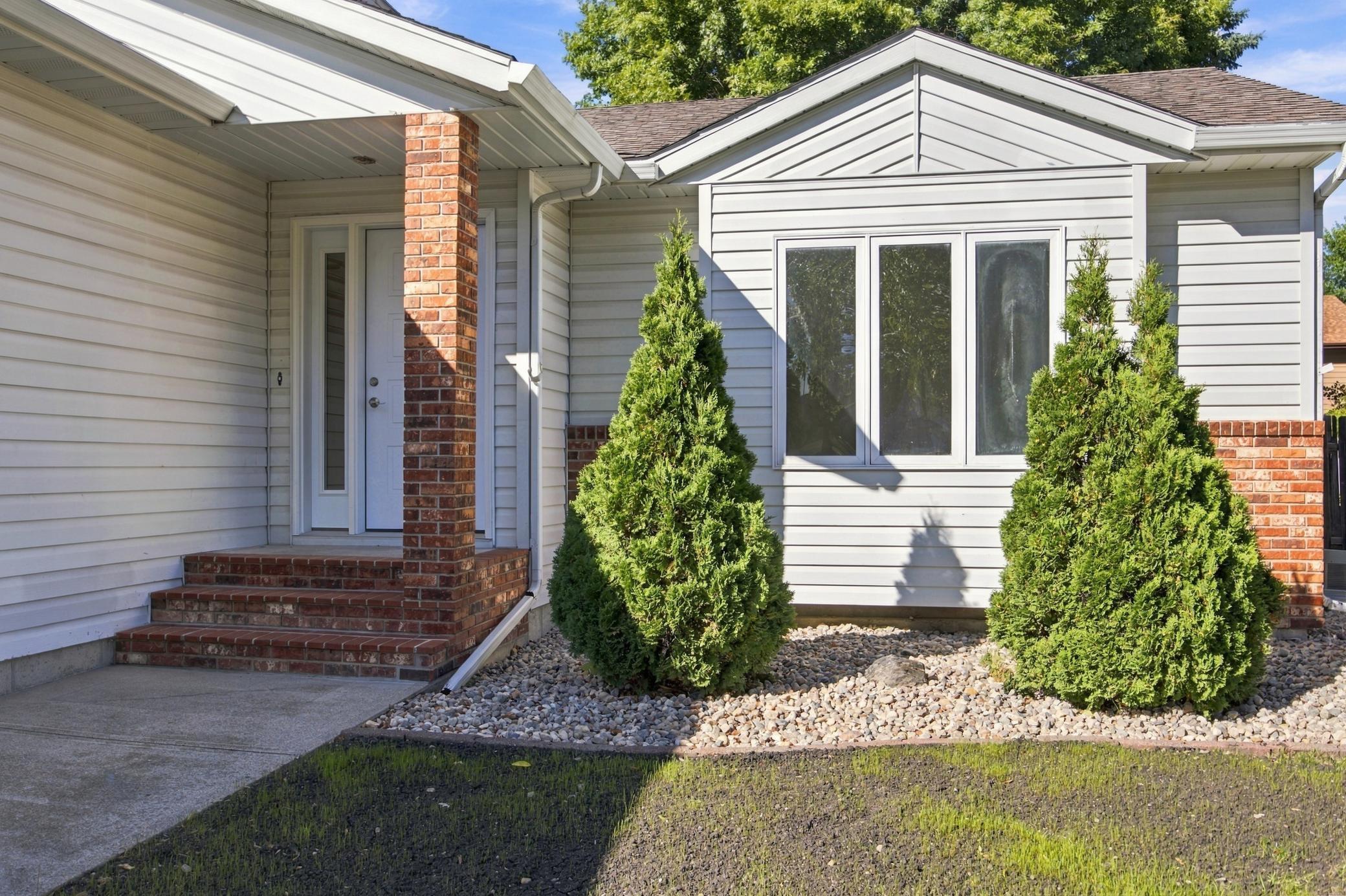 1991 single family home for sale at 2319 35th Avenue S in Fargo, ND — 5 bed, 3 bath (photo 3 of 38)