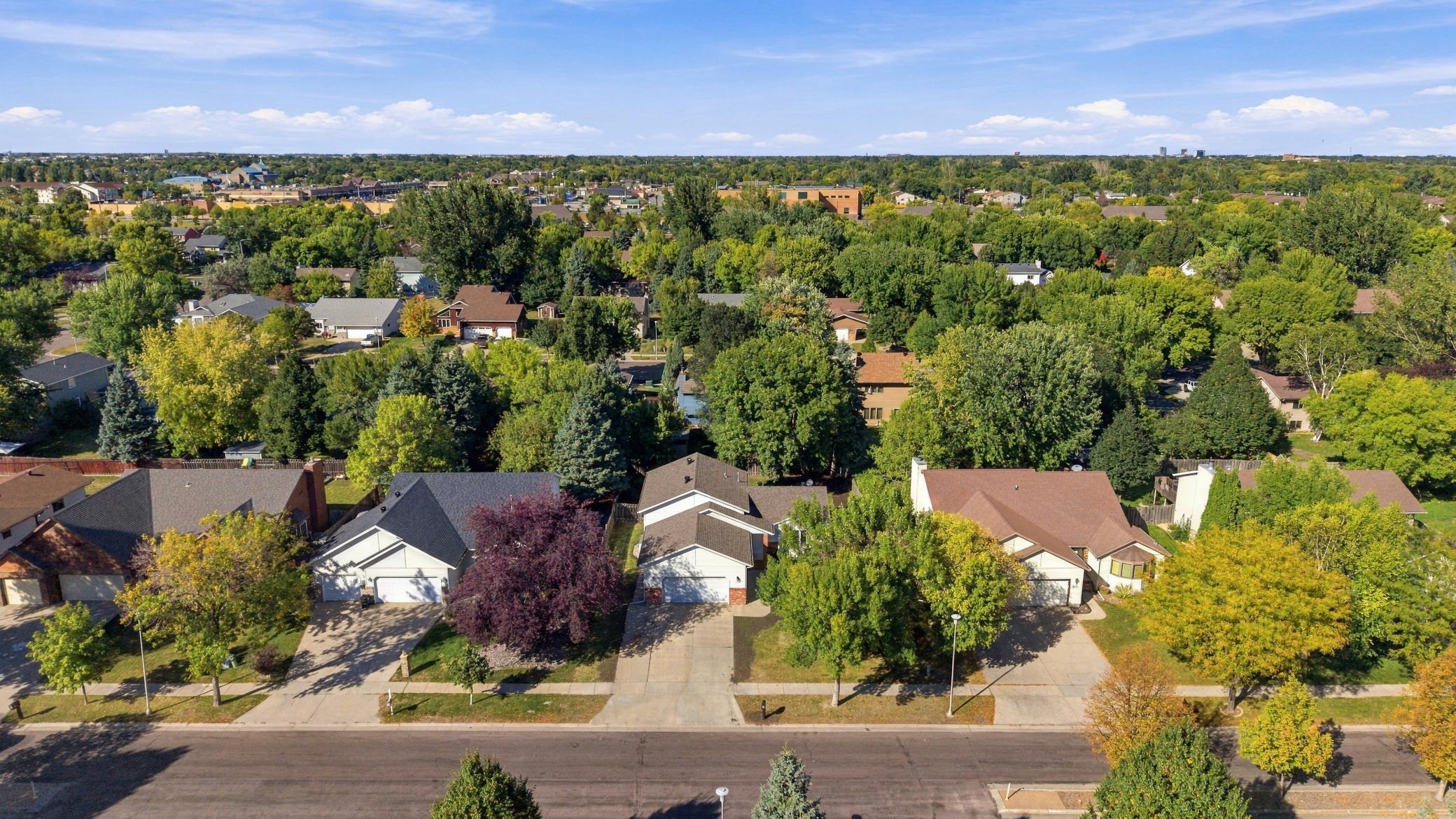 1991 single family home for sale at 2319 35th Avenue S in Fargo, ND — 5 bed, 3 bath (photo 32 of 38)