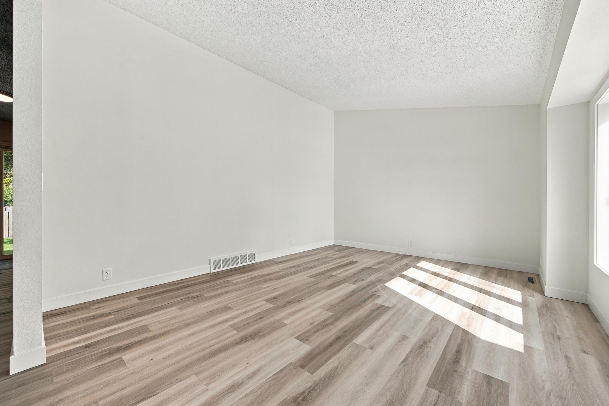 1991 single family home for sale at 2319 35th Avenue S in Fargo, ND — 5 bed, 3 bath (photo 5 of 38)