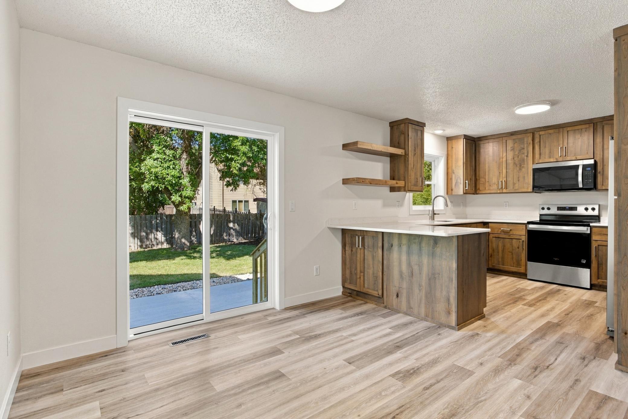 1991 single family home for sale at 2319 35th Avenue S in Fargo, ND — 5 bed, 3 bath (photo 7 of 38)