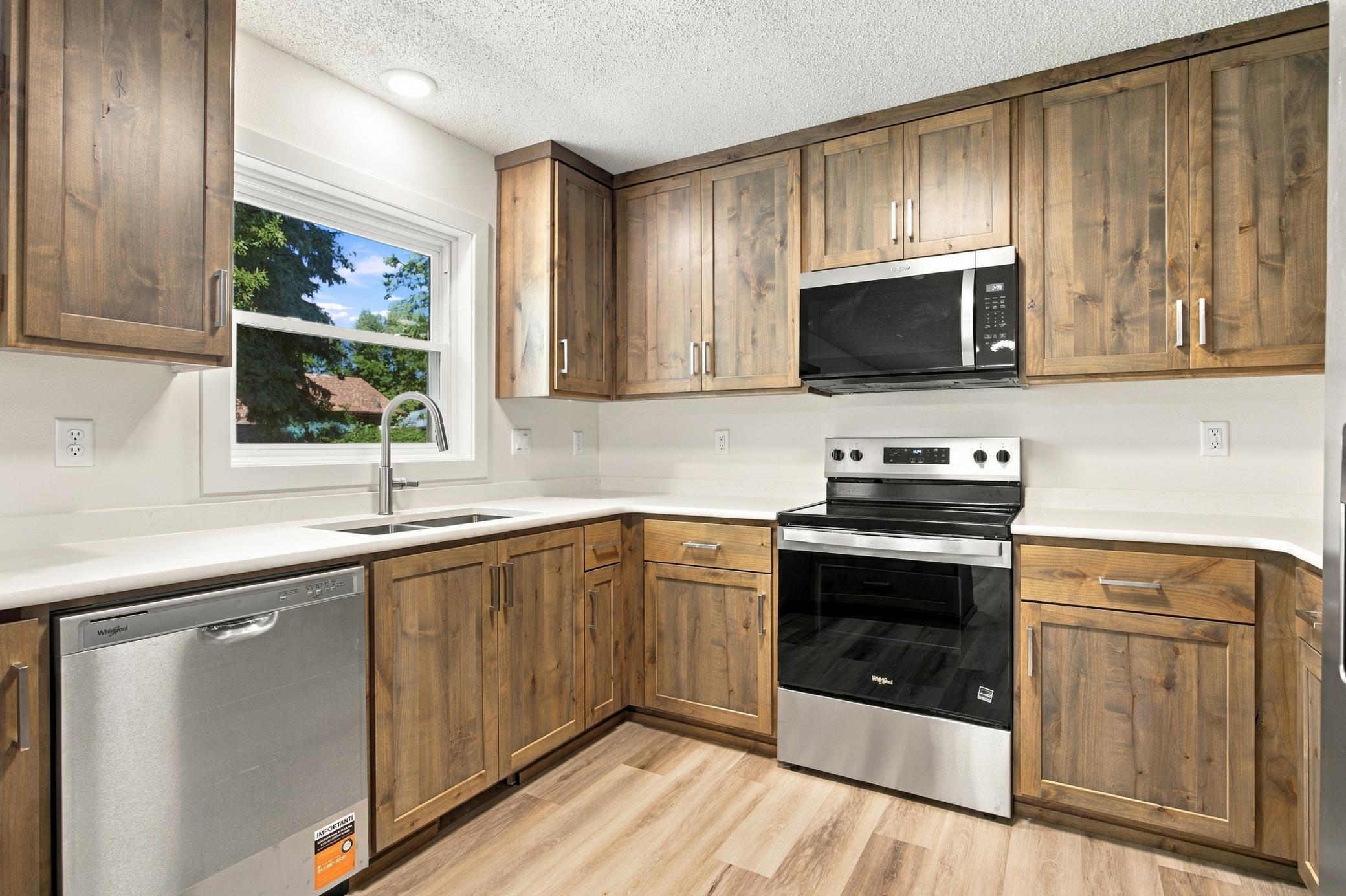 1991 single family home for sale at 2319 35th Avenue S in Fargo, ND — 5 bed, 3 bath (photo 8 of 38)