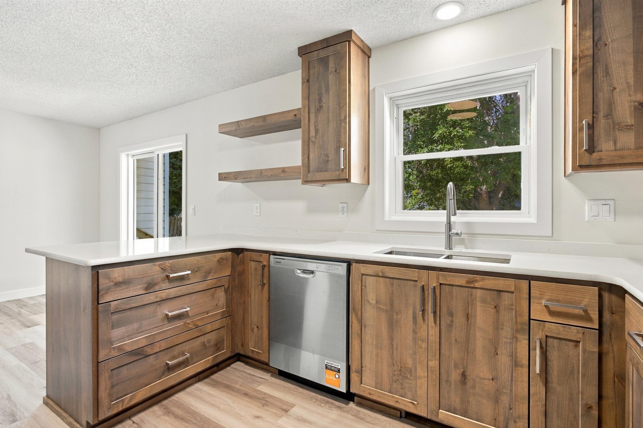 1991 single family home for sale at 2319 35th Avenue S in Fargo, ND — 5 bed, 3 bath (photo 9 of 38)