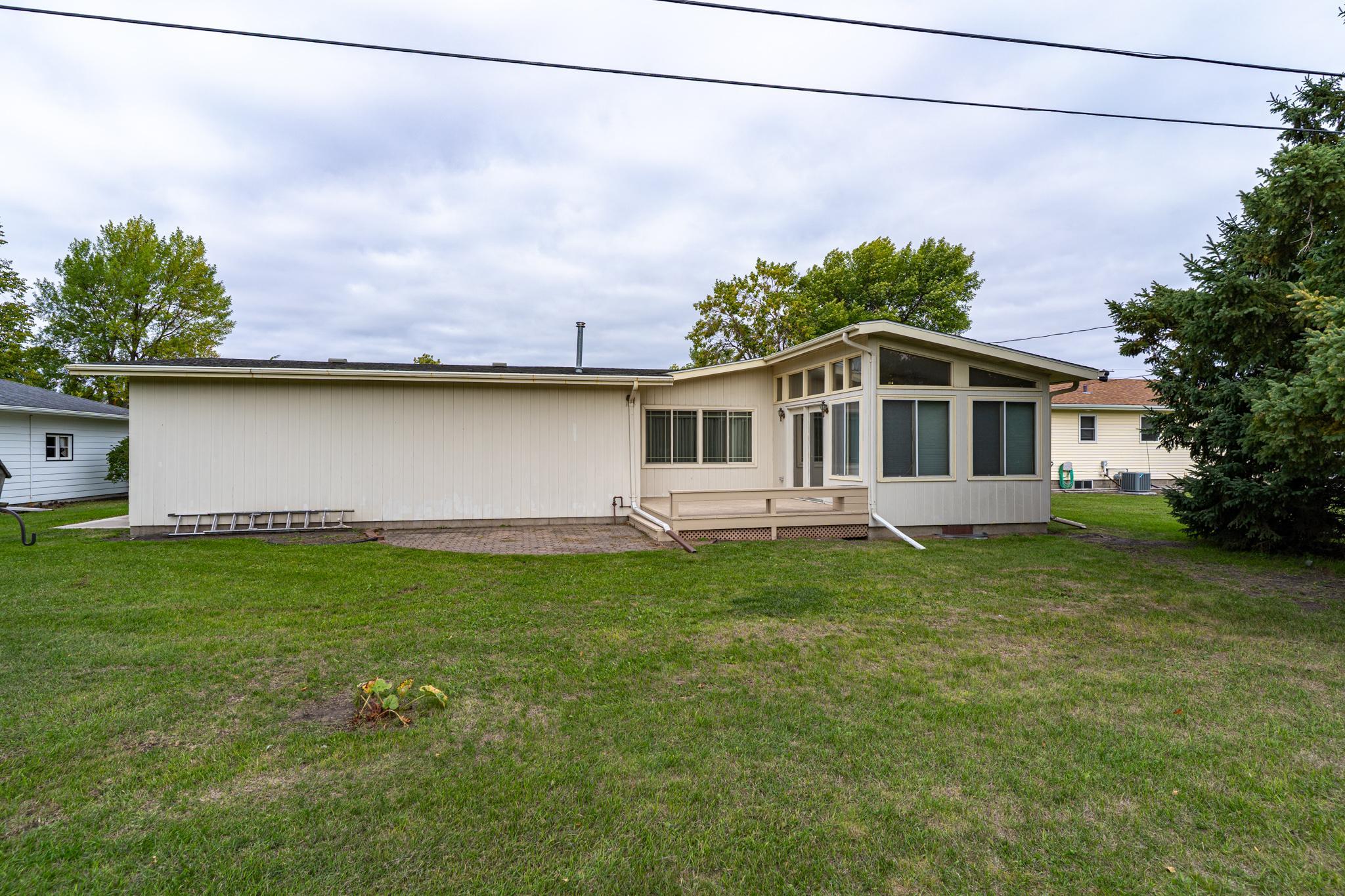 1962 single family home for sale at 1618 Hoven Lane in Crookston, MN — 3 bed, 2 bath (photo 29 of 33)