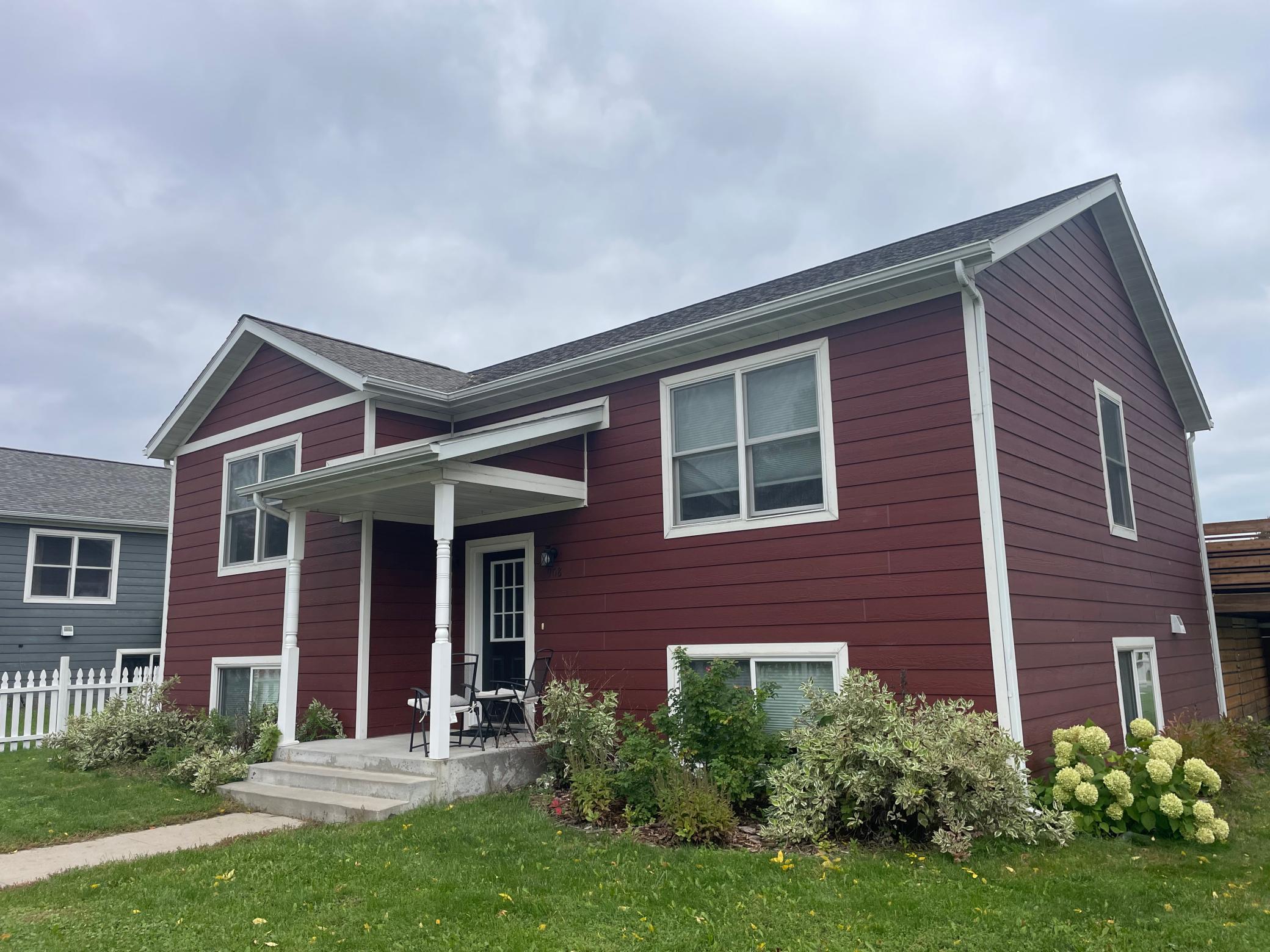 2008 single family home for sale at 908 NW 1st Avenue in Grand Rapids, MN — 4 bed, 2 bath (photo 2 of 33)