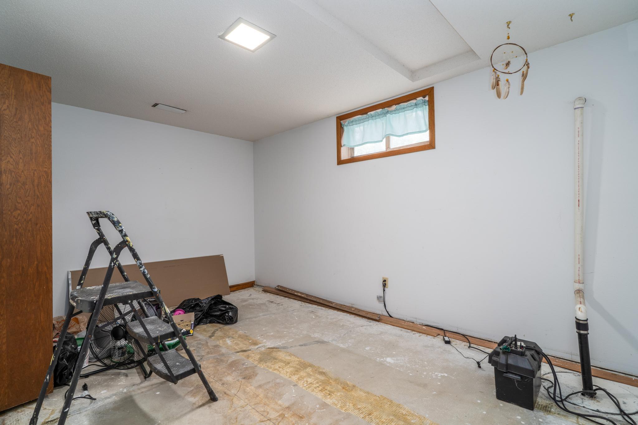 1976 single family home for sale at 1313 Albert Street in Crookston, MN — 3 bed, 3 bath (photo 19 of 29)