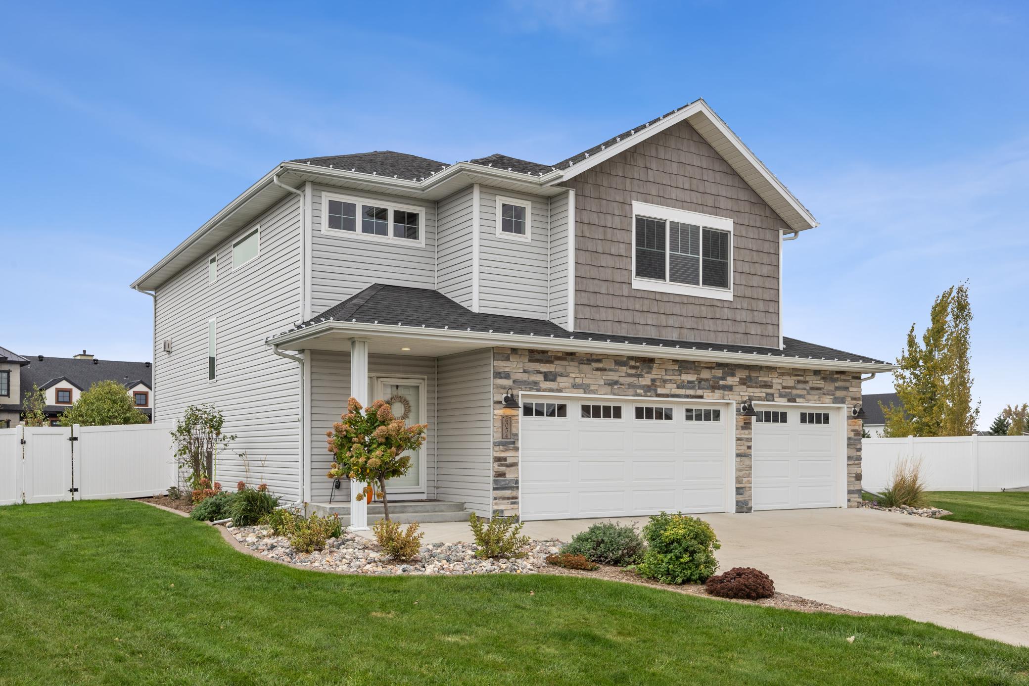 2017 single family home for sale at 6054 Autumn Drive S in Fargo, ND — 3 bed, 3 bath (photo 2 of 34)