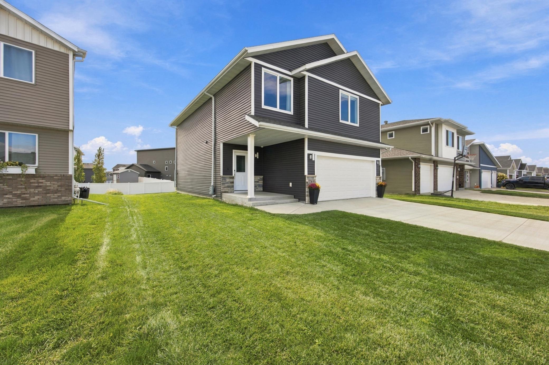2017 single family home for sale at 781 Albert Drive W in West Fargo, ND — 3 bed, 3 bath (photo 2 of 57)