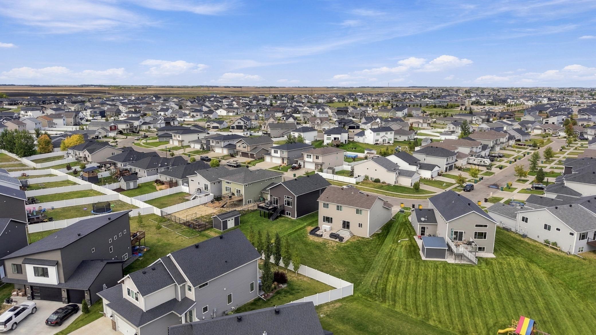 2017 single family home for sale at 781 Albert Drive W in West Fargo, ND — 3 bed, 3 bath (photo 51 of 57)