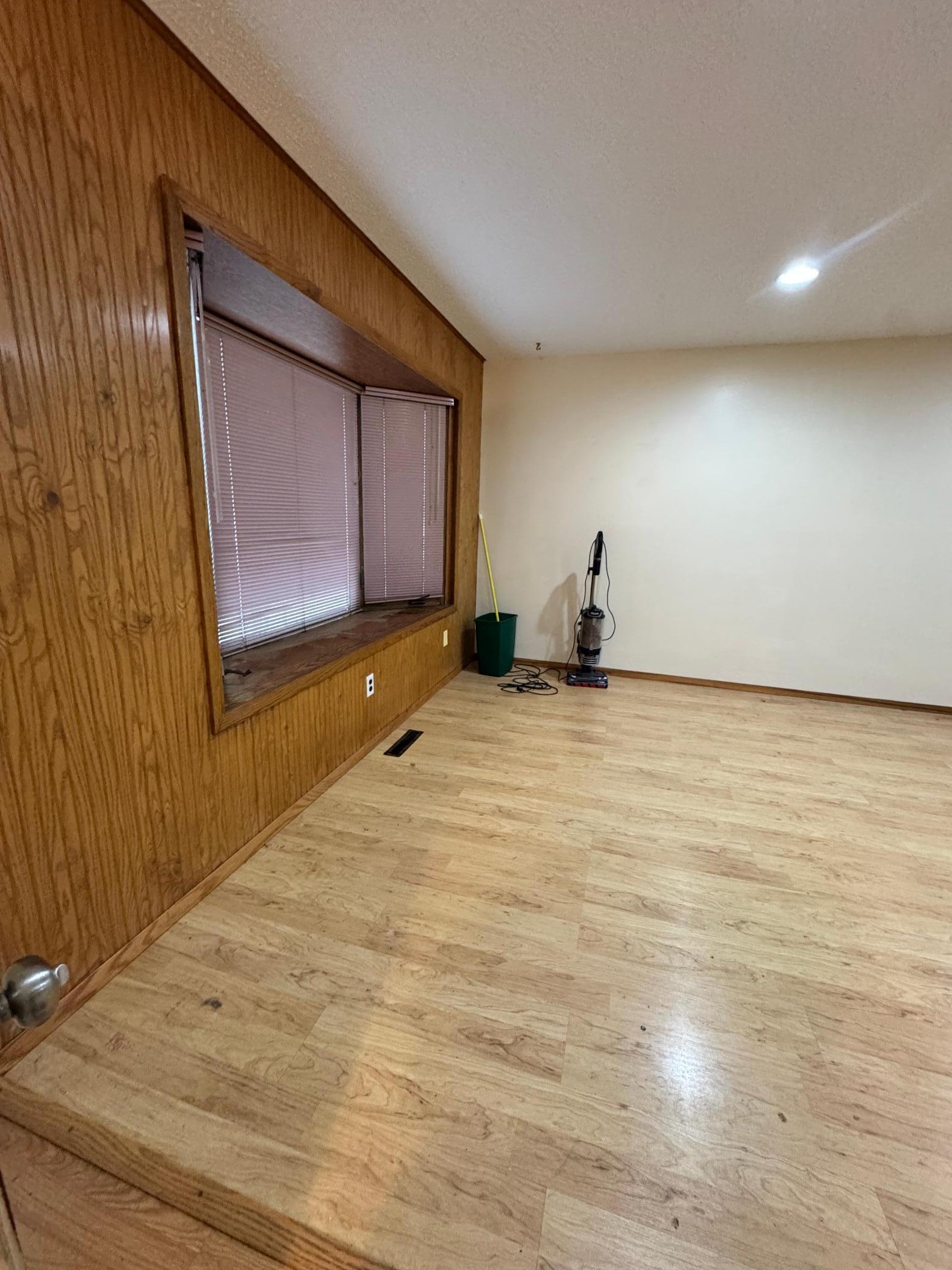 1975 single family home for sale at 806 31st Street N in Fargo, ND — 3 bed, 2 bath (photo 2 of 13)