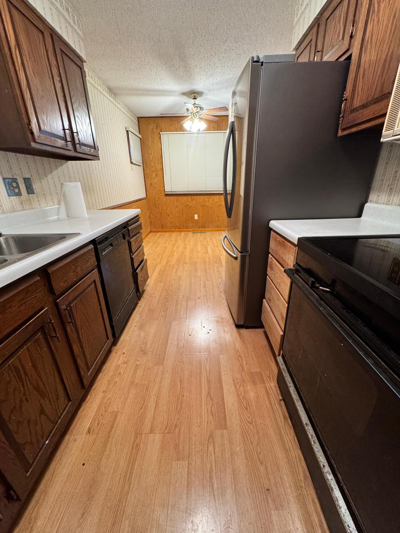 1975 single family home for sale at 806 31st Street N in Fargo, ND — 3 bed, 2 bath (photo 5 of 13)