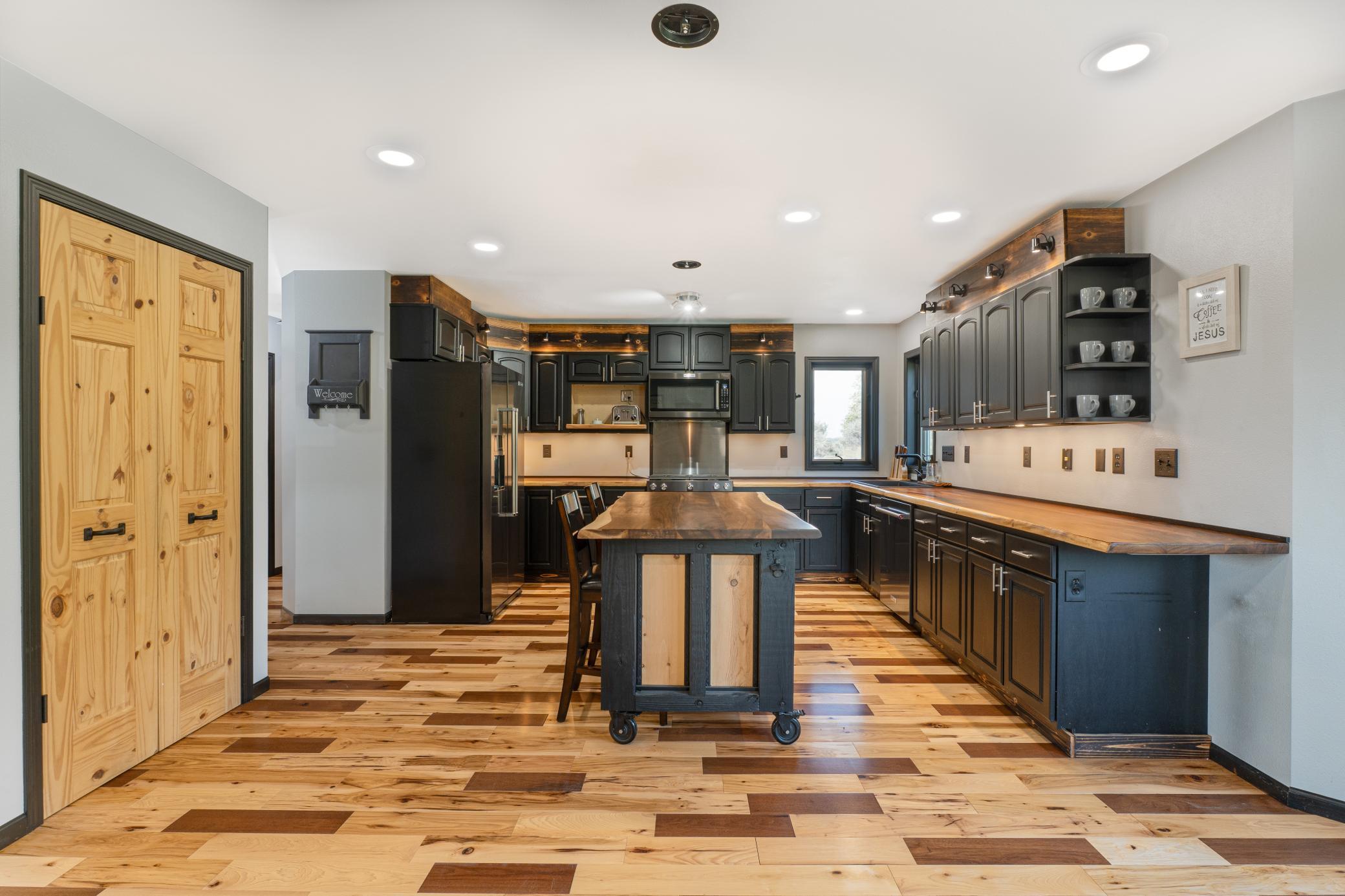1994 single family home for sale at 635 20th Street NE in Thompson, ND — 3 bed, 3 bath (photo 5 of 61)