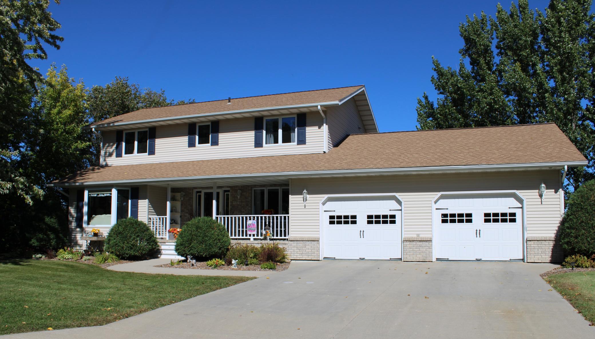 1994 single family home for sale at 1709 Little John Court in Thief River Falls, MN — 4 bed, 3 bath