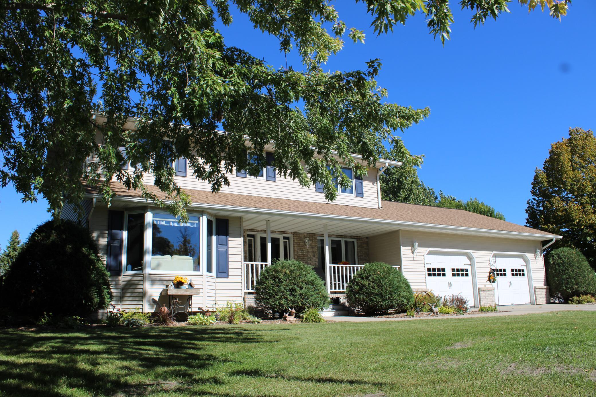 1994 single family home for sale at 1709 Little John Court in Thief River Falls, MN — 4 bed, 3 bath (photo 2 of 43)