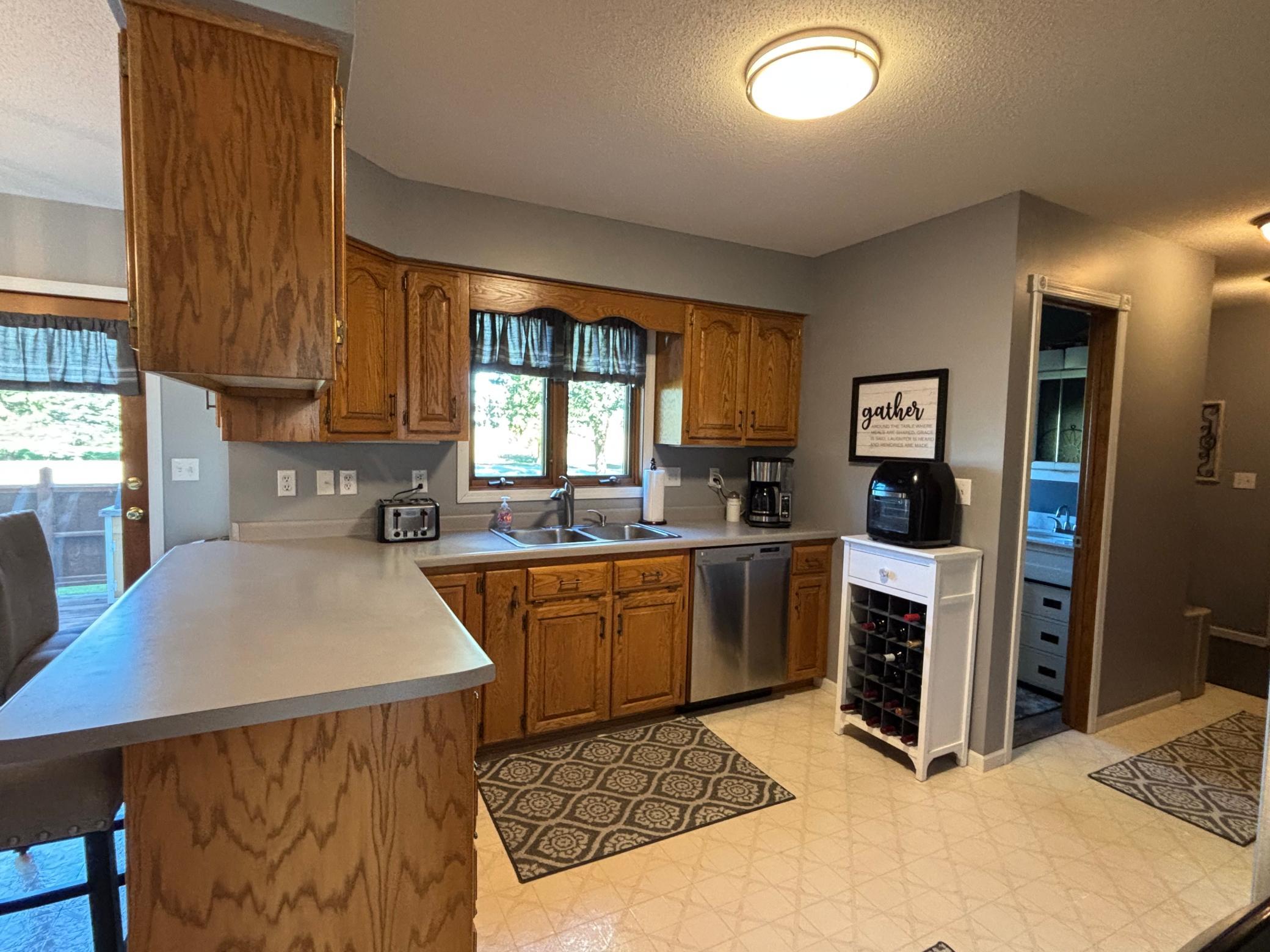 1994 single family home for sale at 1709 Little John Court in Thief River Falls, MN — 4 bed, 3 bath (photo 14 of 43)