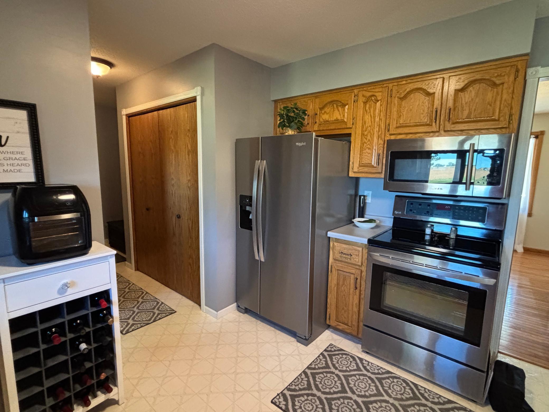 1994 single family home for sale at 1709 Little John Court in Thief River Falls, MN — 4 bed, 3 bath (photo 16 of 43)