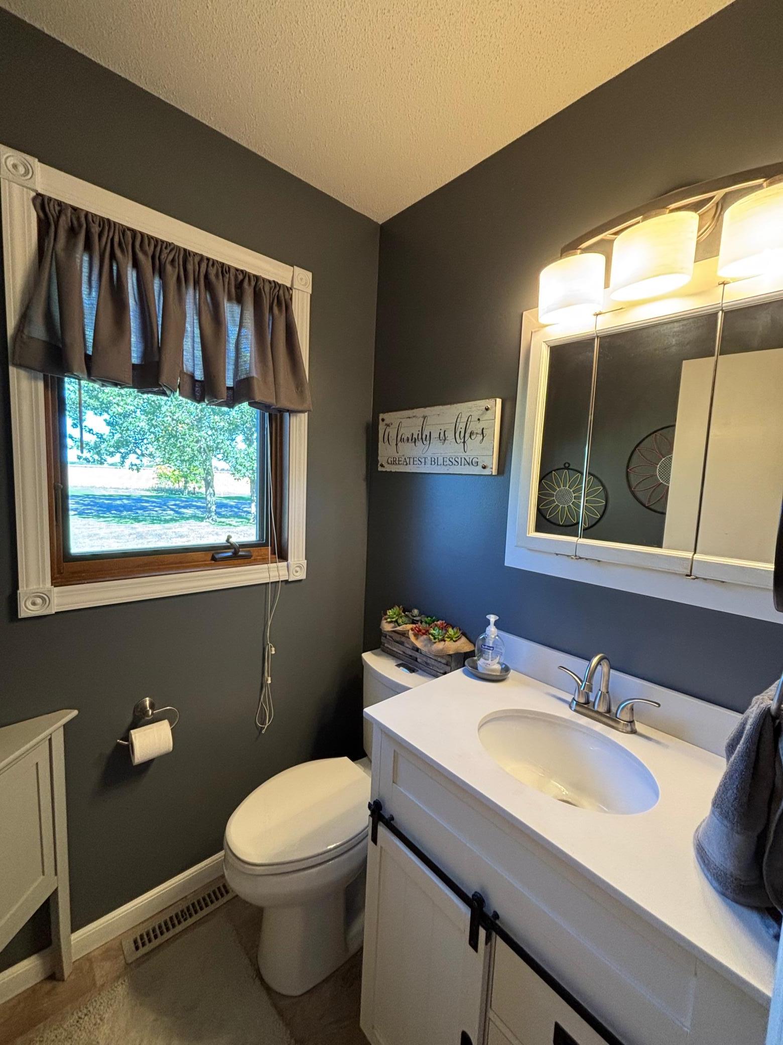 1994 single family home for sale at 1709 Little John Court in Thief River Falls, MN — 4 bed, 3 bath (photo 17 of 43)