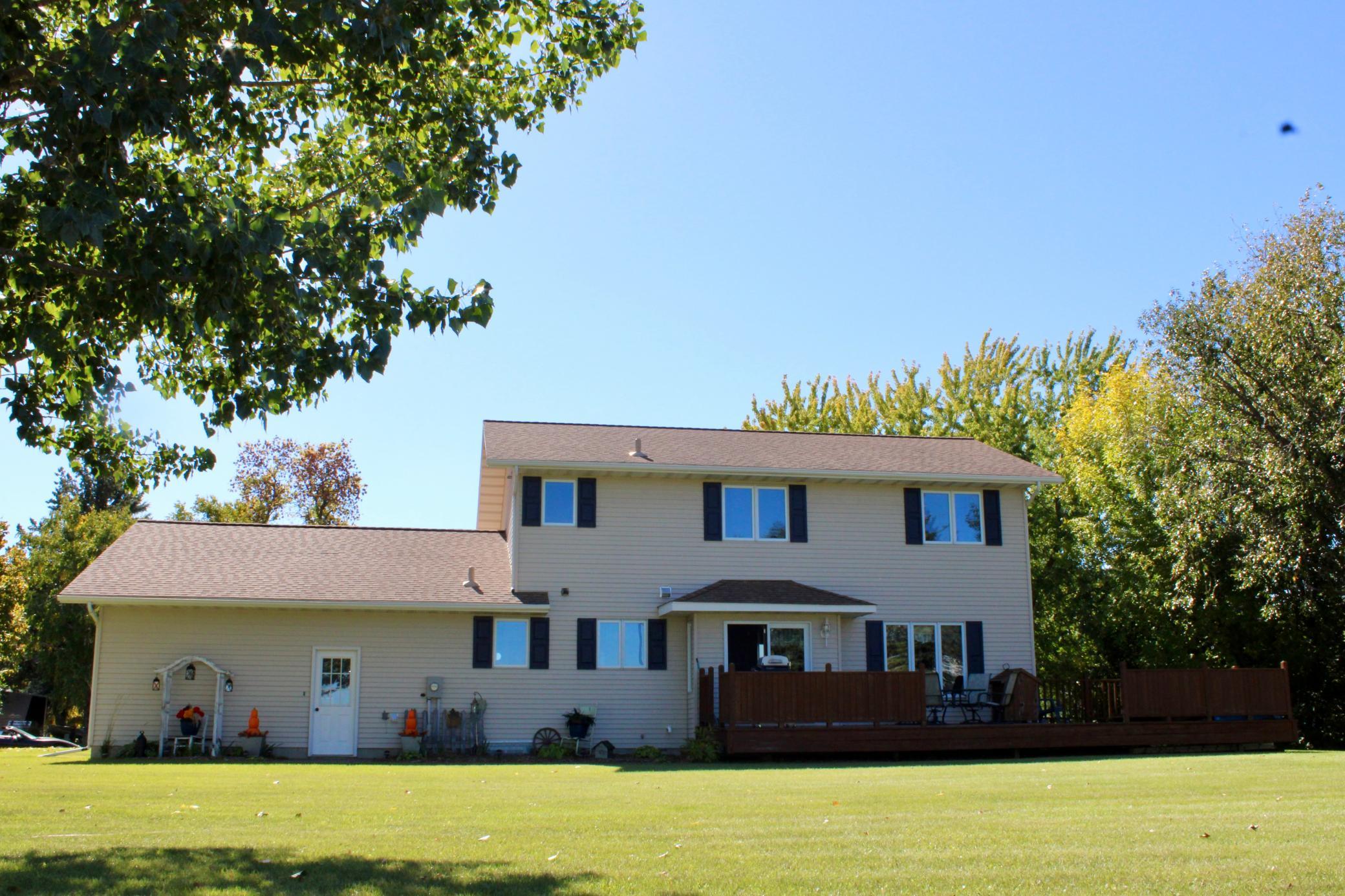 1994 single family home for sale at 1709 Little John Court in Thief River Falls, MN — 4 bed, 3 bath (photo 3 of 43)