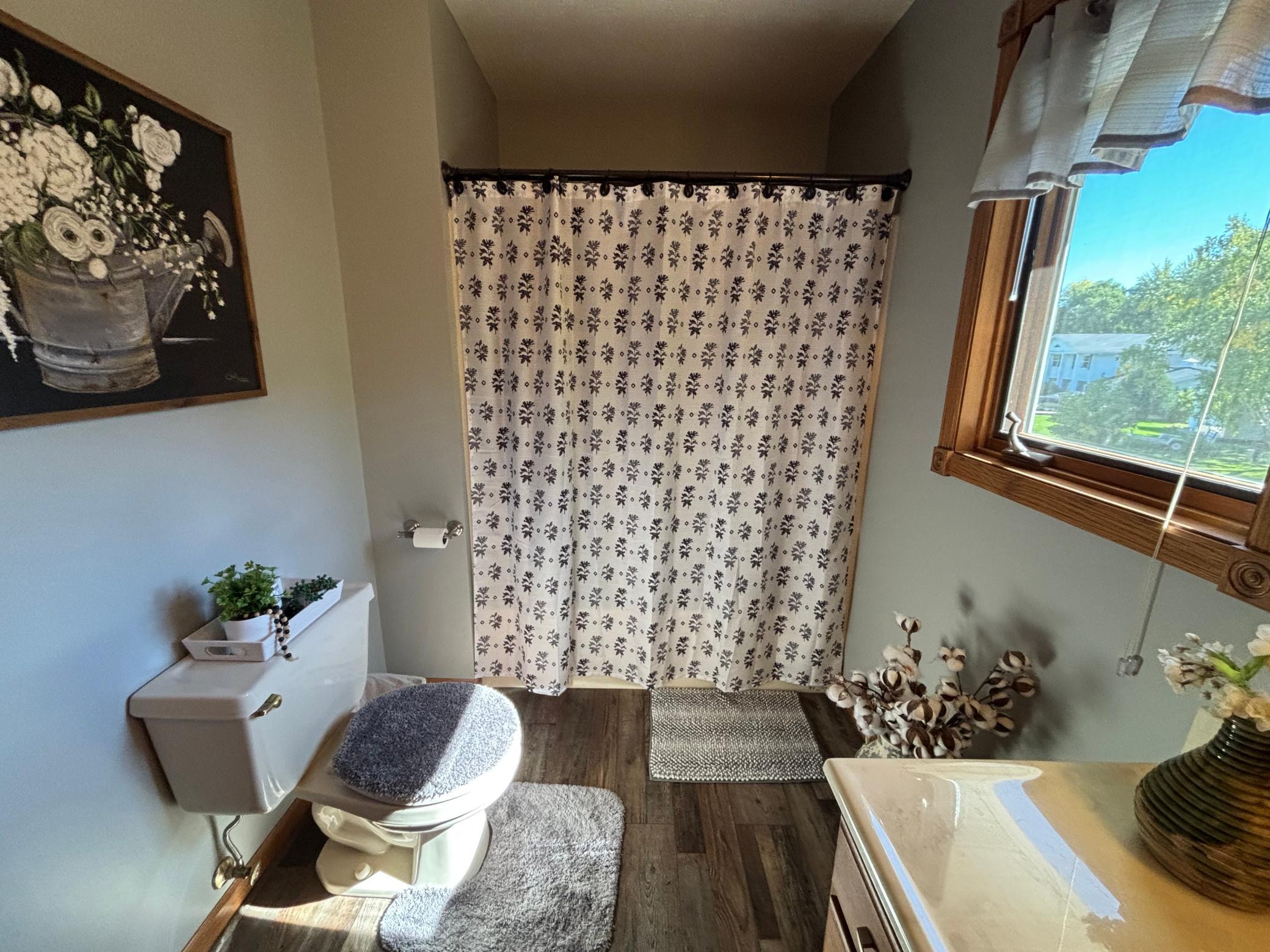 1994 single family home for sale at 1709 Little John Court in Thief River Falls, MN — 4 bed, 3 bath (photo 24 of 43)