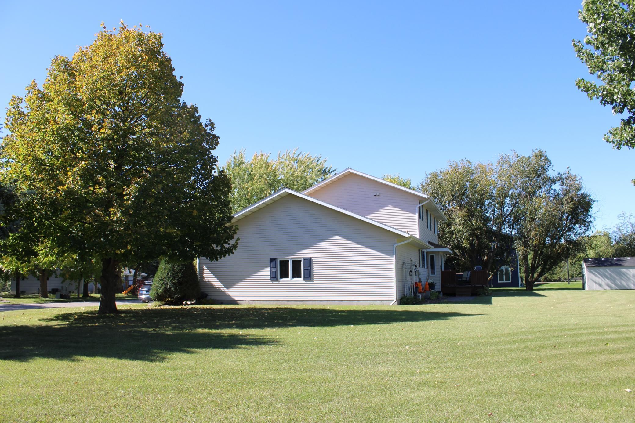 1994 single family home for sale at 1709 Little John Court in Thief River Falls, MN — 4 bed, 3 bath (photo 4 of 43)