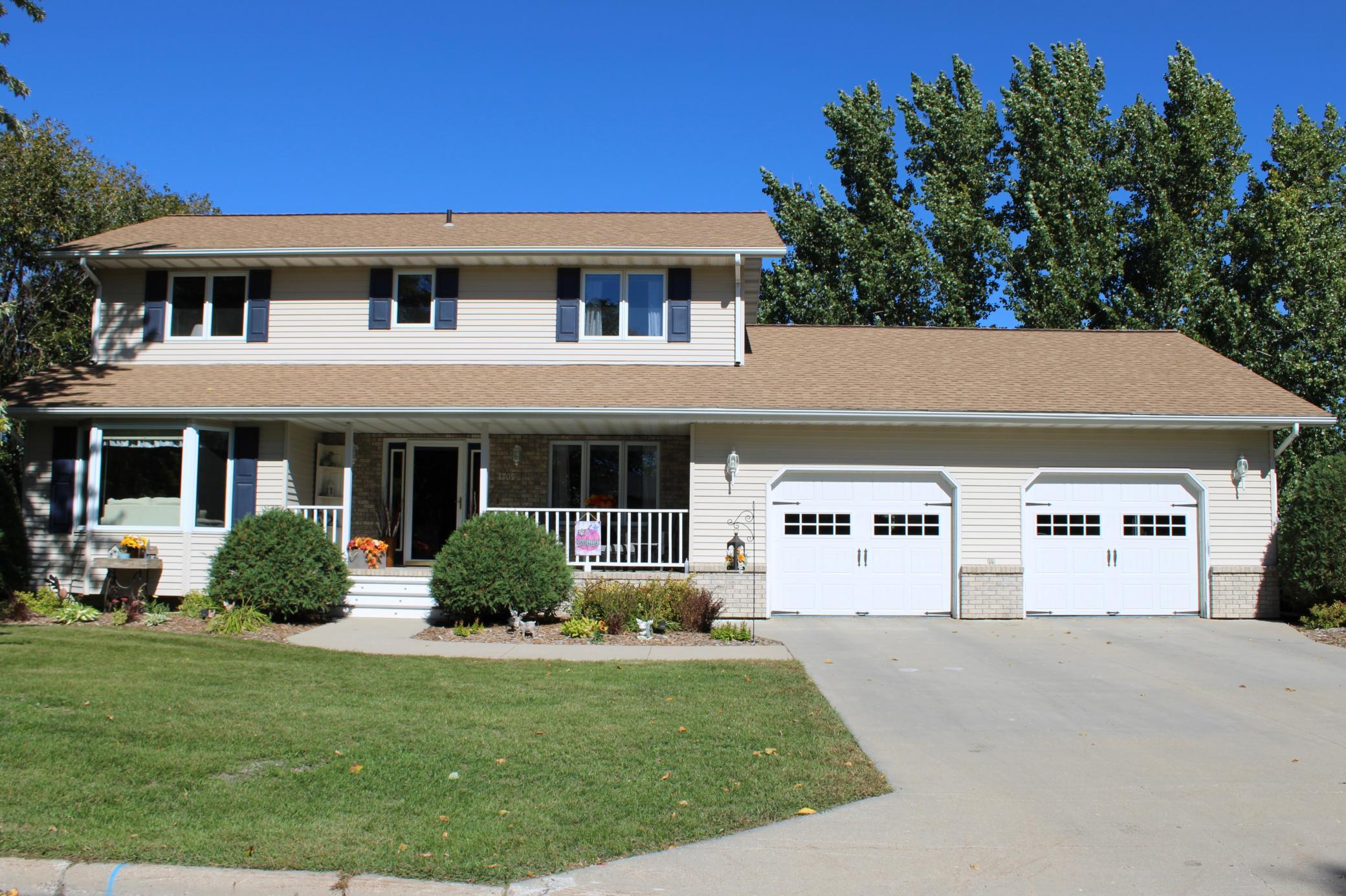 1994 single family home for sale at 1709 Little John Court in Thief River Falls, MN — 4 bed, 3 bath (photo 5 of 43)