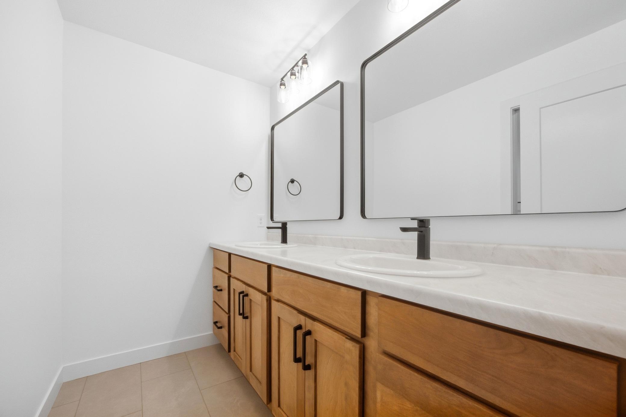 2027 single family home for sale at 4321 21st Avenue S in Moorhead, MN — 4 bed, 3 bath (photo 32 of 41)