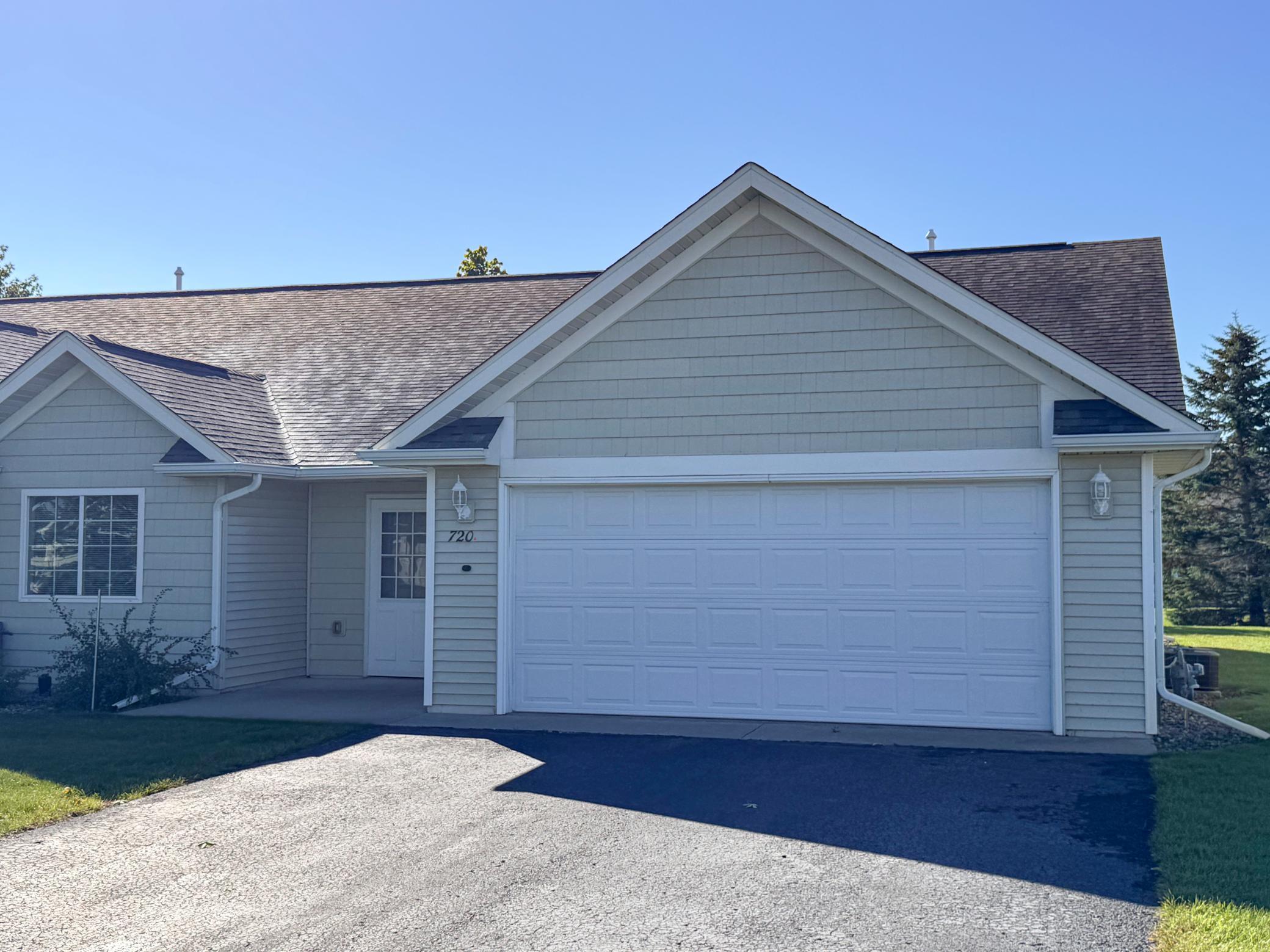 2005 townhouse for sale at 720 35th Street NW in Bemidji, MN — 2 bed, 2 bath (photo 2 of 22)
