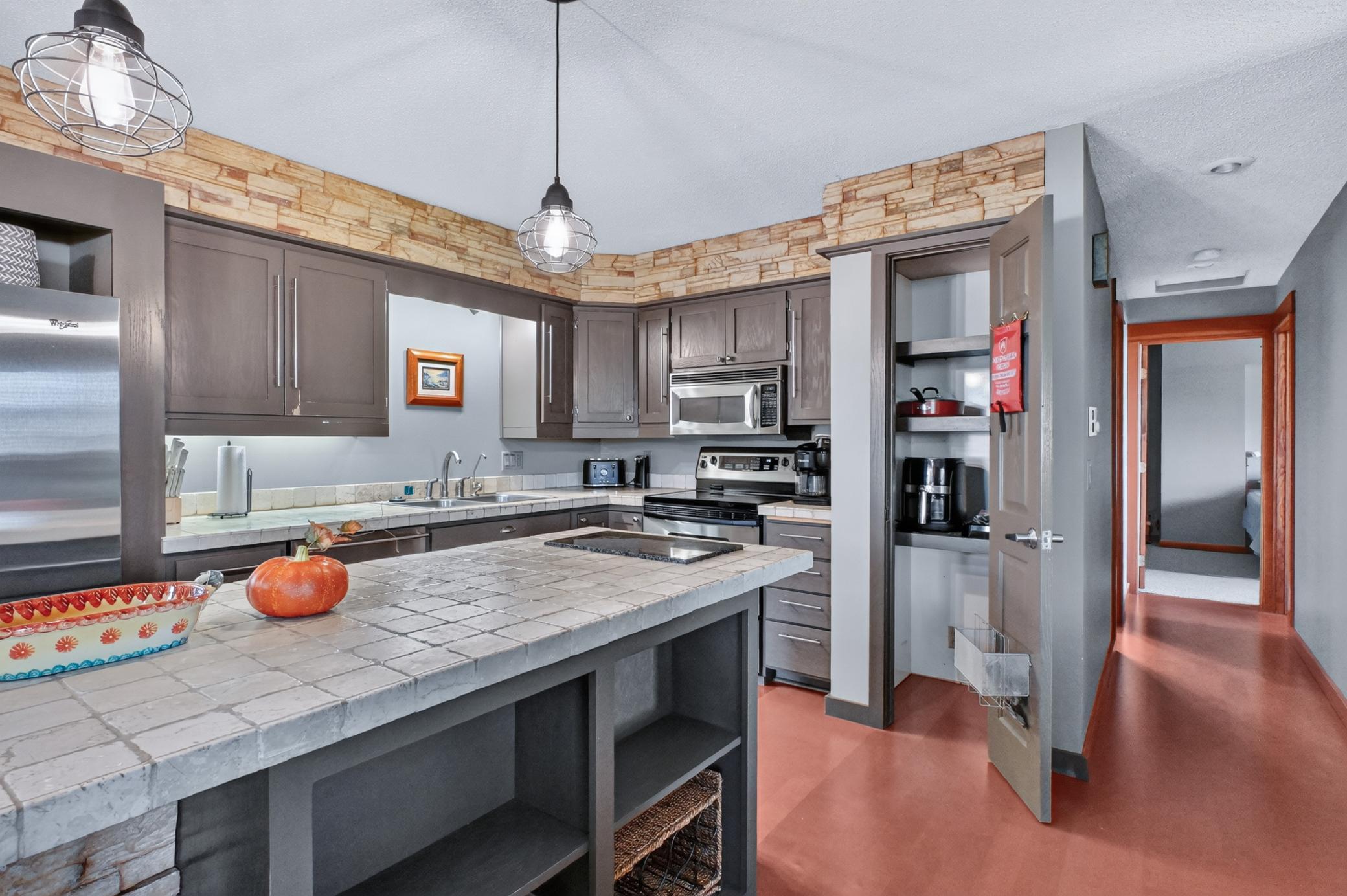1983 townhouse for sale at 2813 Latoka Beach Road NW in Alexandria, MN — 3 bed, 3 bath (photo 8 of 60)
