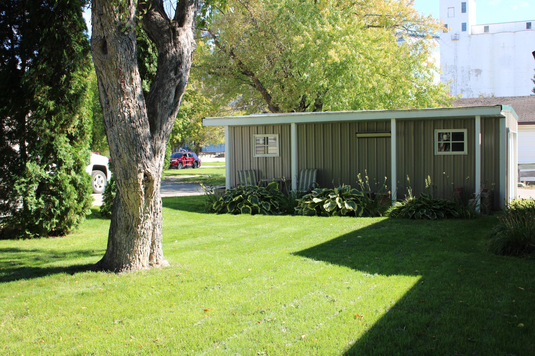 1946 single family home for sale at 820 Horace Avenue N in Thief River Falls, MN — 3 bed, 3 bath (photo 3 of 42)