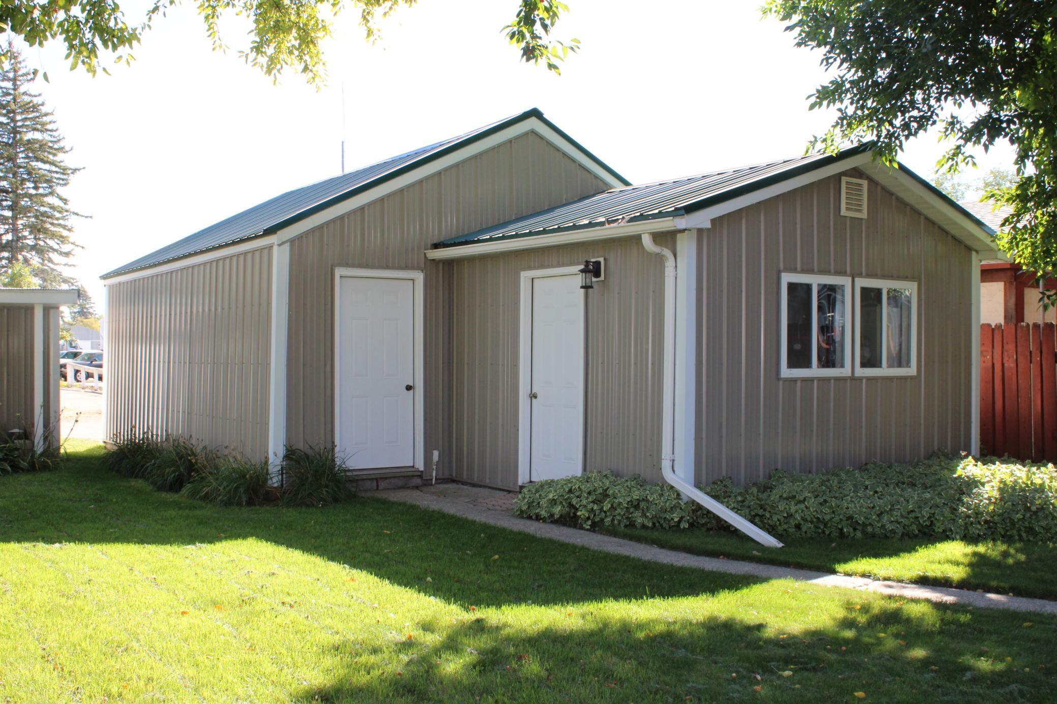 1946 single family home for sale at 820 Horace Avenue N in Thief River Falls, MN — 3 bed, 3 bath (photo 4 of 42)