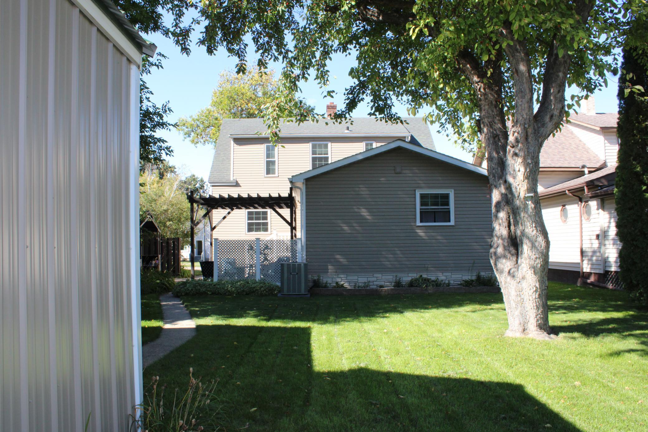 1946 single family home for sale at 820 Horace Avenue N in Thief River Falls, MN — 3 bed, 3 bath (photo 5 of 42)