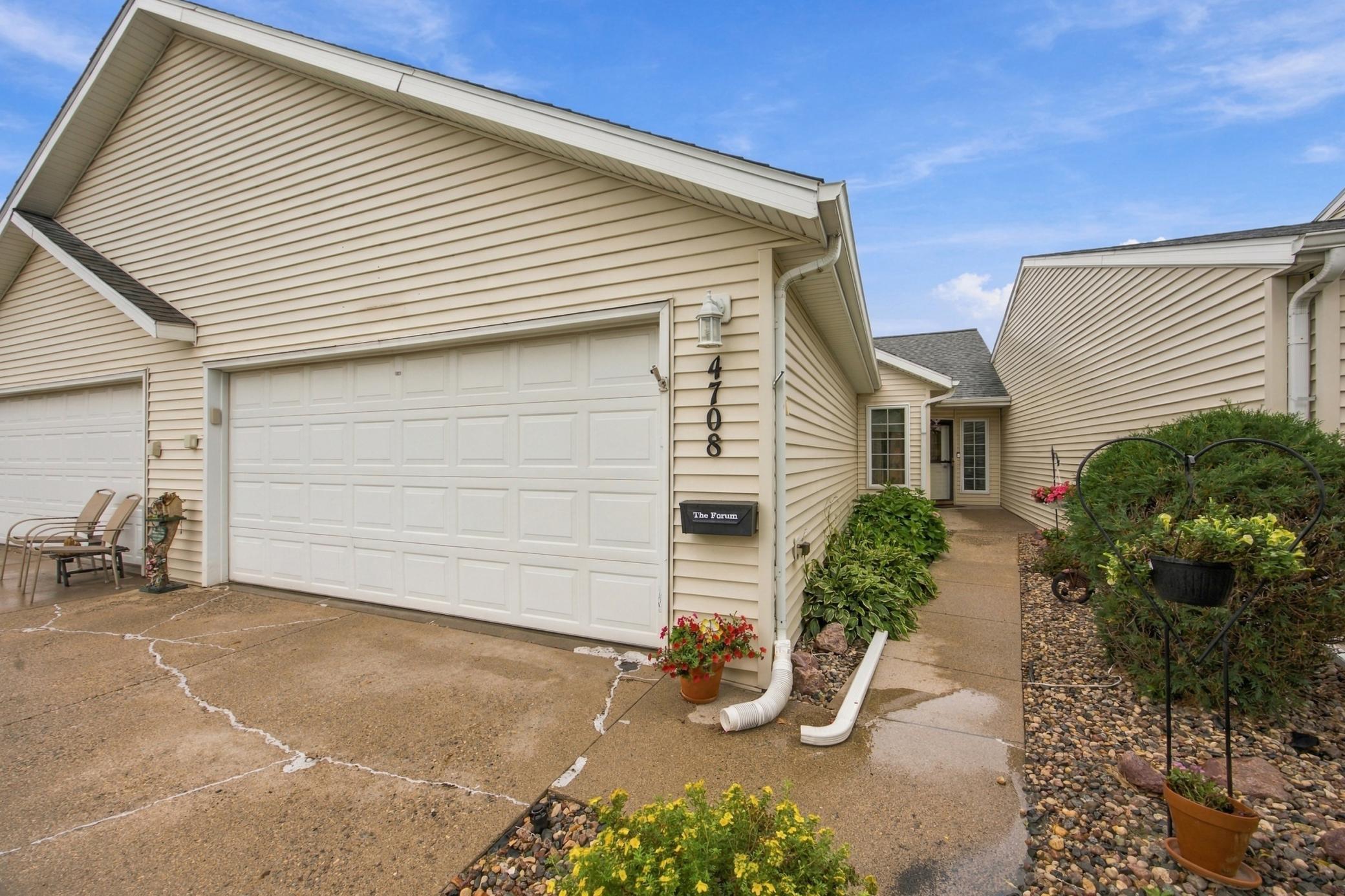 2003 condo for sale at 4708 10 Avenue S in Fargo, ND — 2 bed, 2 bath (photo 2 of 27)