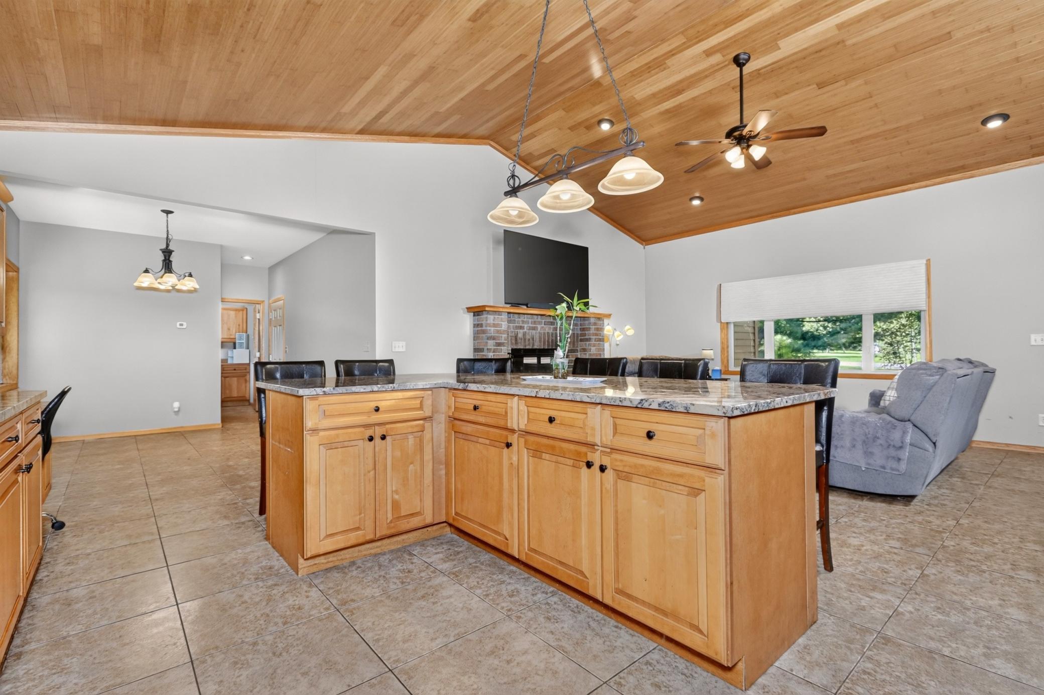 2009 single family home for sale at 112 Bay Road in Coleraine, MN — 4 bed, 4 bath (photo 12 of 47)