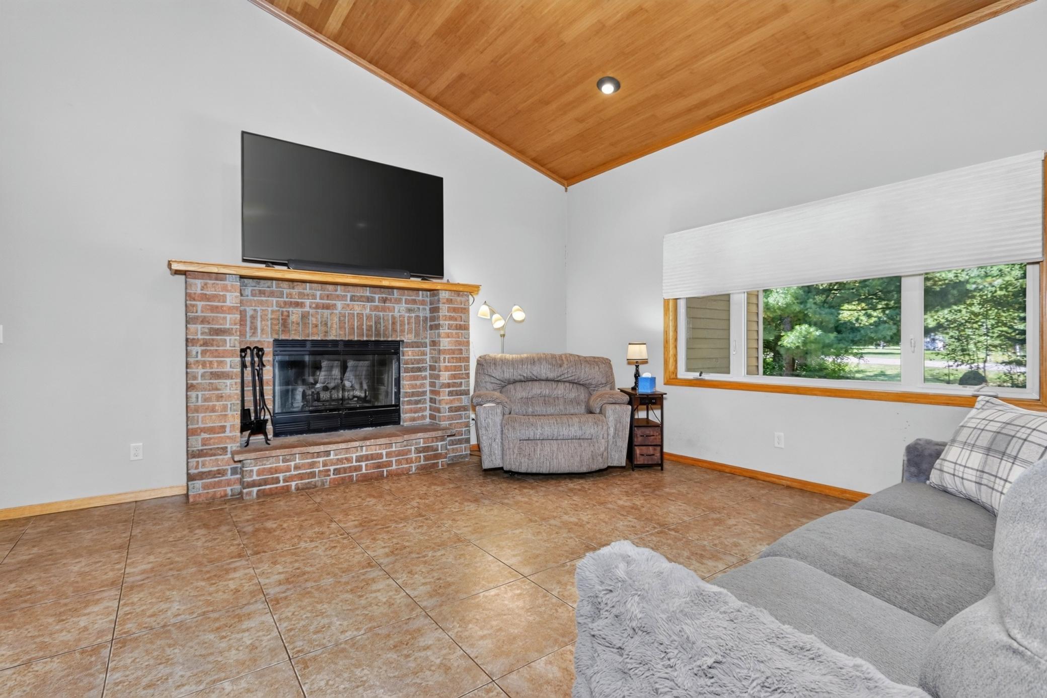2009 single family home for sale at 112 Bay Road in Coleraine, MN — 4 bed, 4 bath (photo 14 of 47)