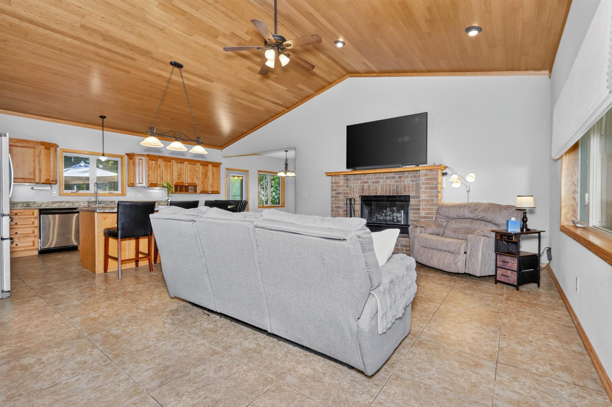 2009 single family home for sale at 112 Bay Road in Coleraine, MN — 4 bed, 4 bath (photo 15 of 47)