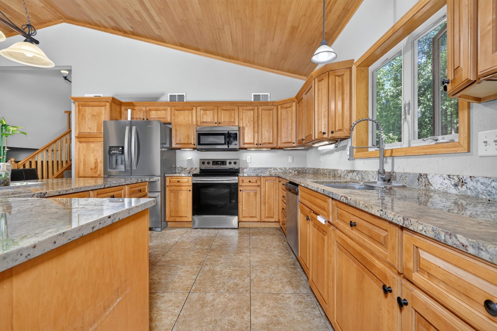 2009 single family home for sale at 112 Bay Road in Coleraine, MN — 4 bed, 4 bath (photo 10 of 47)