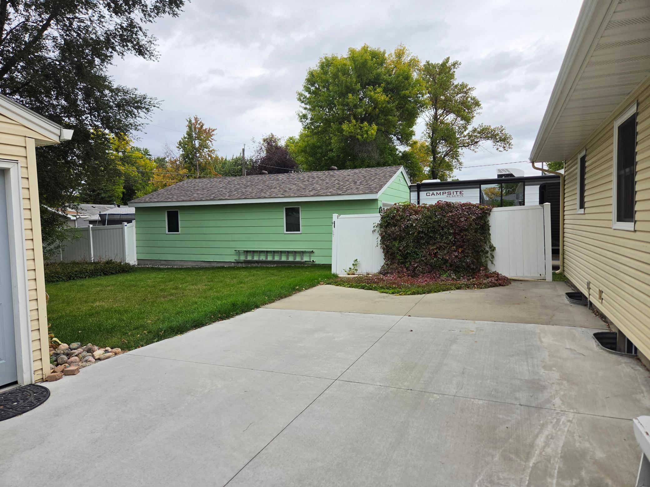 1967 single family home for sale at 1445 18th Street S in Fargo, ND — 3 bed, 2 bath (photo 14 of 15)