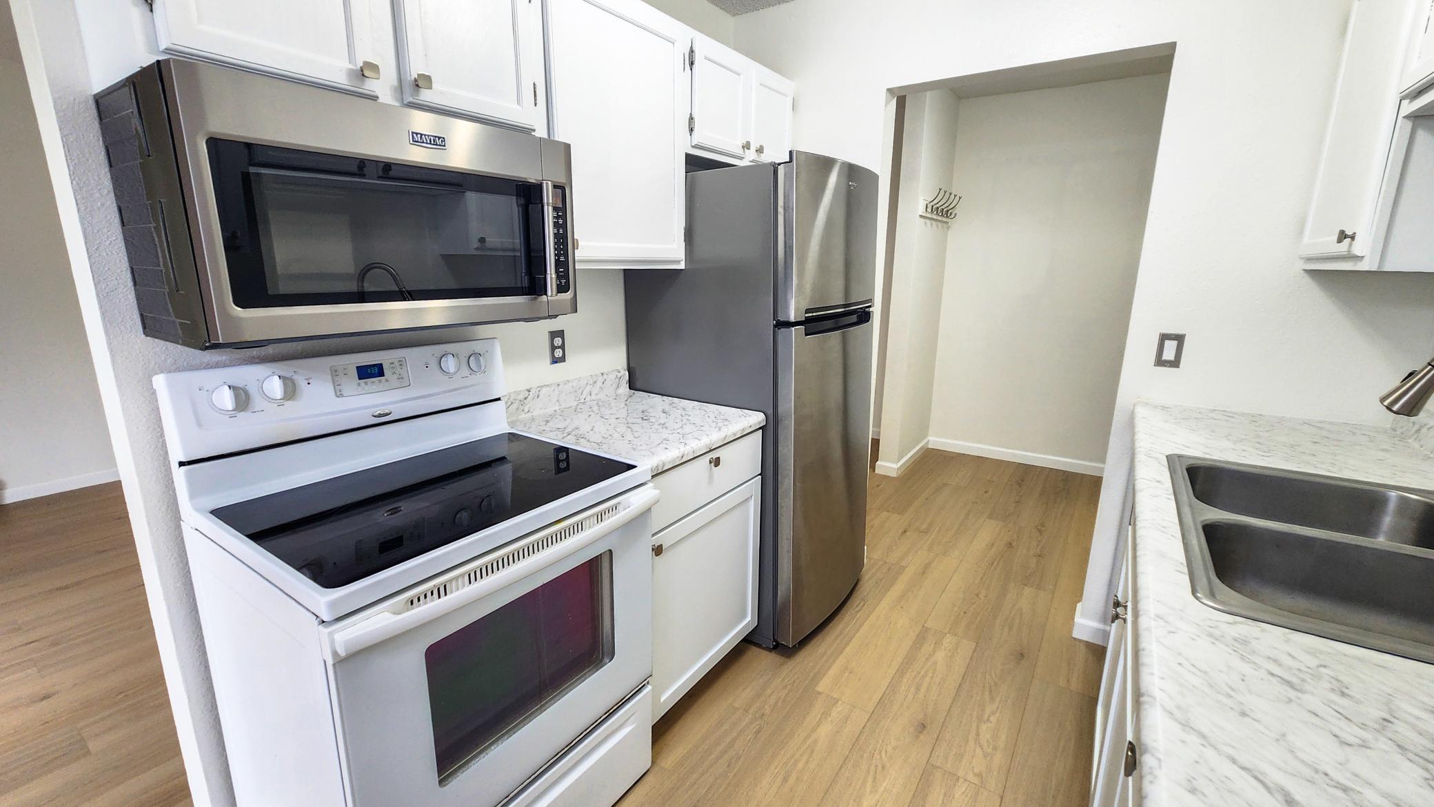1975 condo for sale at 3302 2nd Street N, Unit C24 in Fargo, ND — 2 bed, 1 bath (photo 3 of 21)