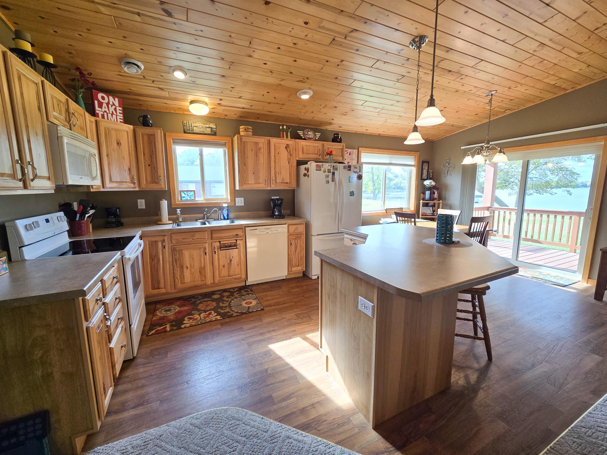2007 single family home for sale at 37871 Long Harbor Lane in Frazee, MN — 3 bed, 3 bath (photo 3 of 20)