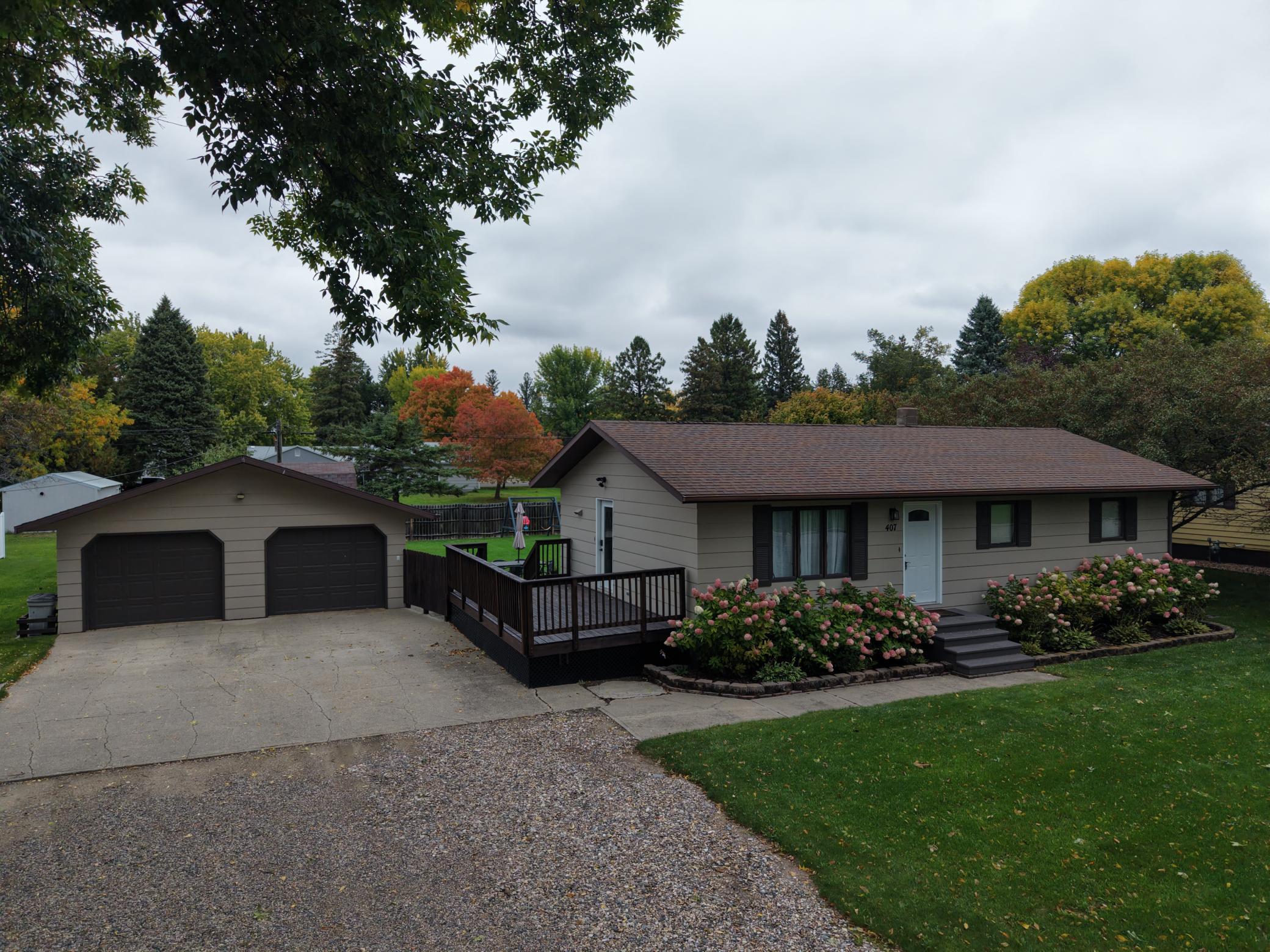 1985 single family home for sale at 407 W Washington Avenue in Mahnomen, MN — 4 bed, 2 bath